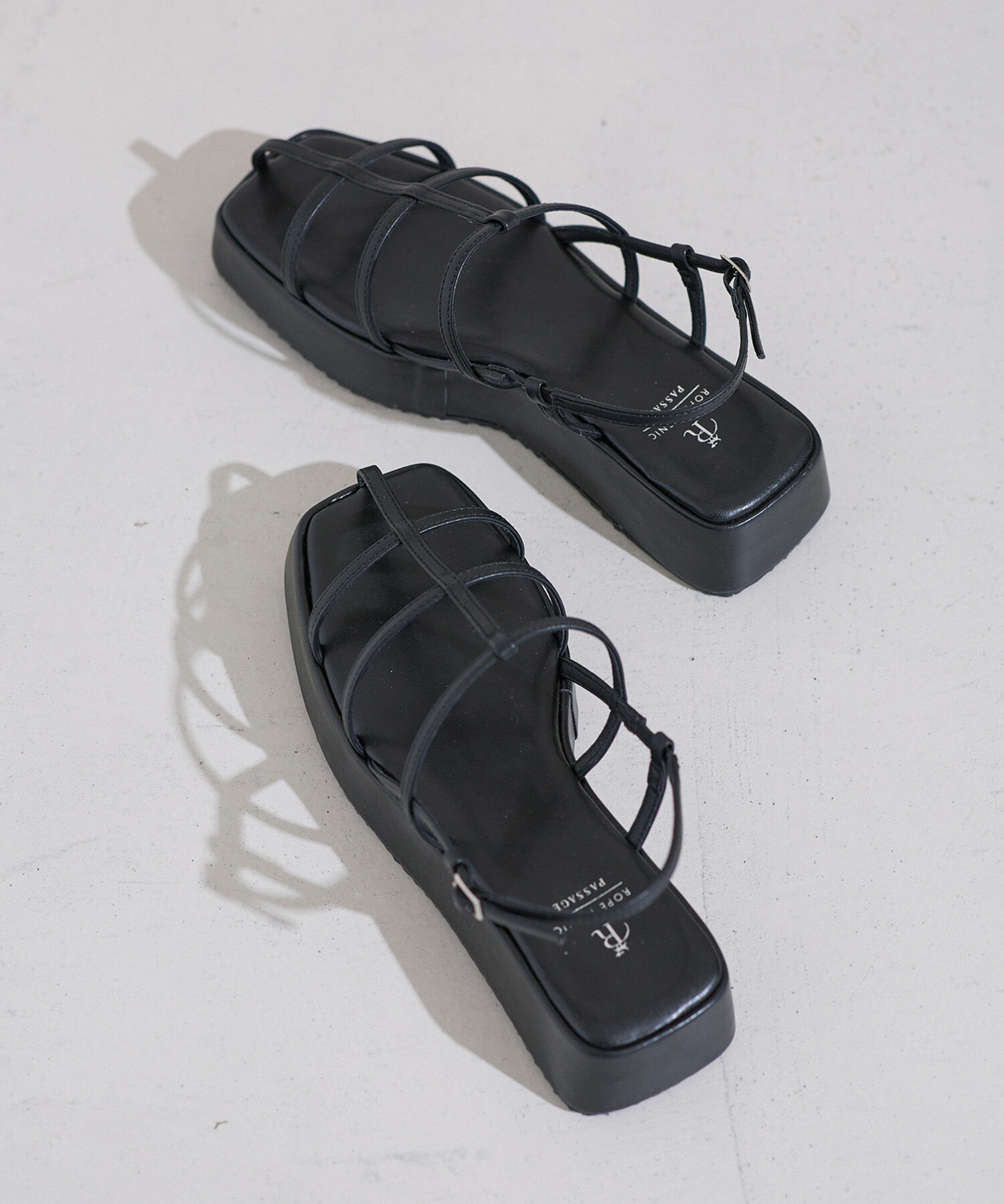 ROPE PICNIC PASSAGE「スキニーストラッププラットフォームサンダル」|サンダル|ブラック(01)