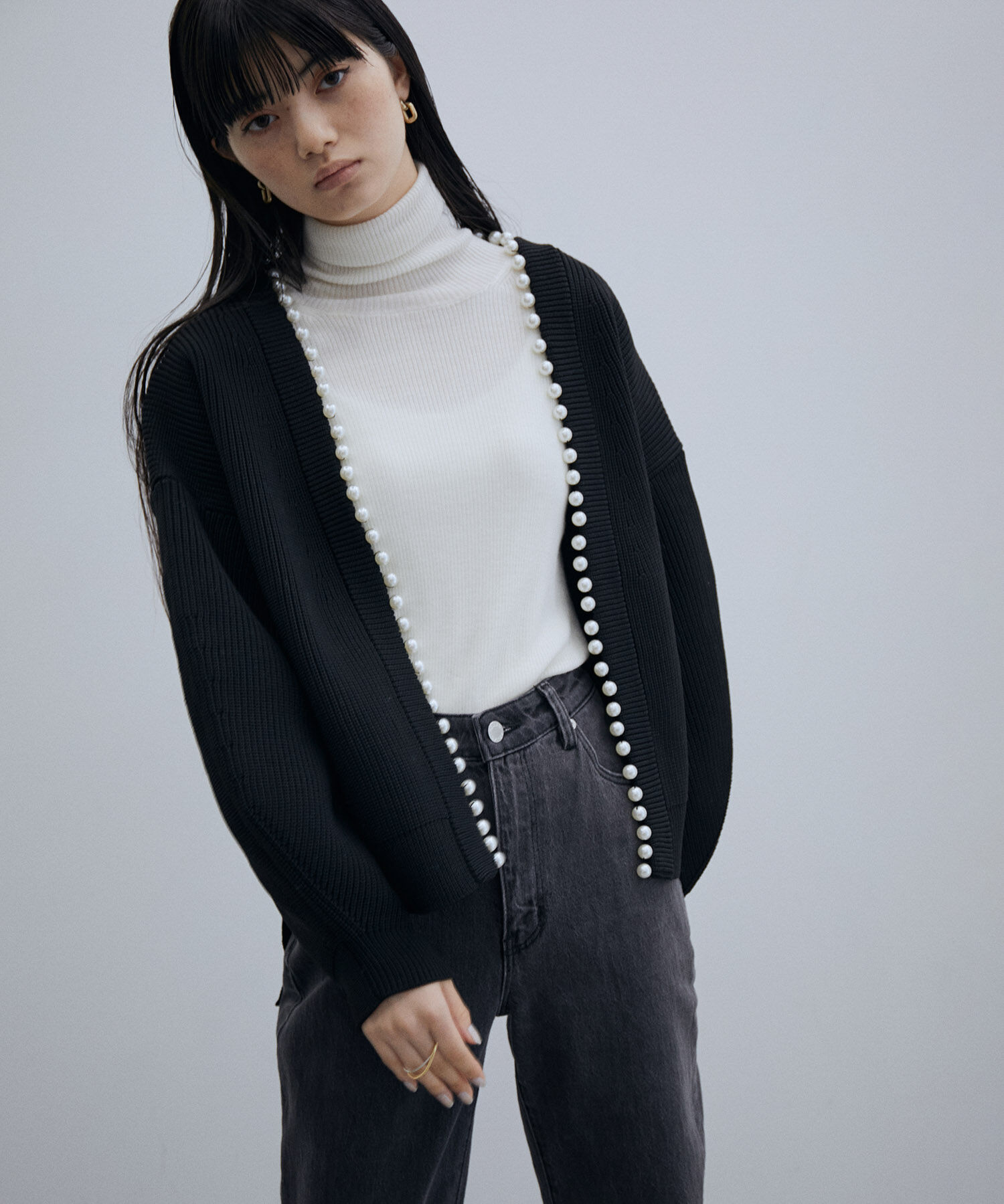ADAM ET ROPE'「〈追加〉【サステナブル】パール付きカーディガン」|カーディガン|ブラック(01)