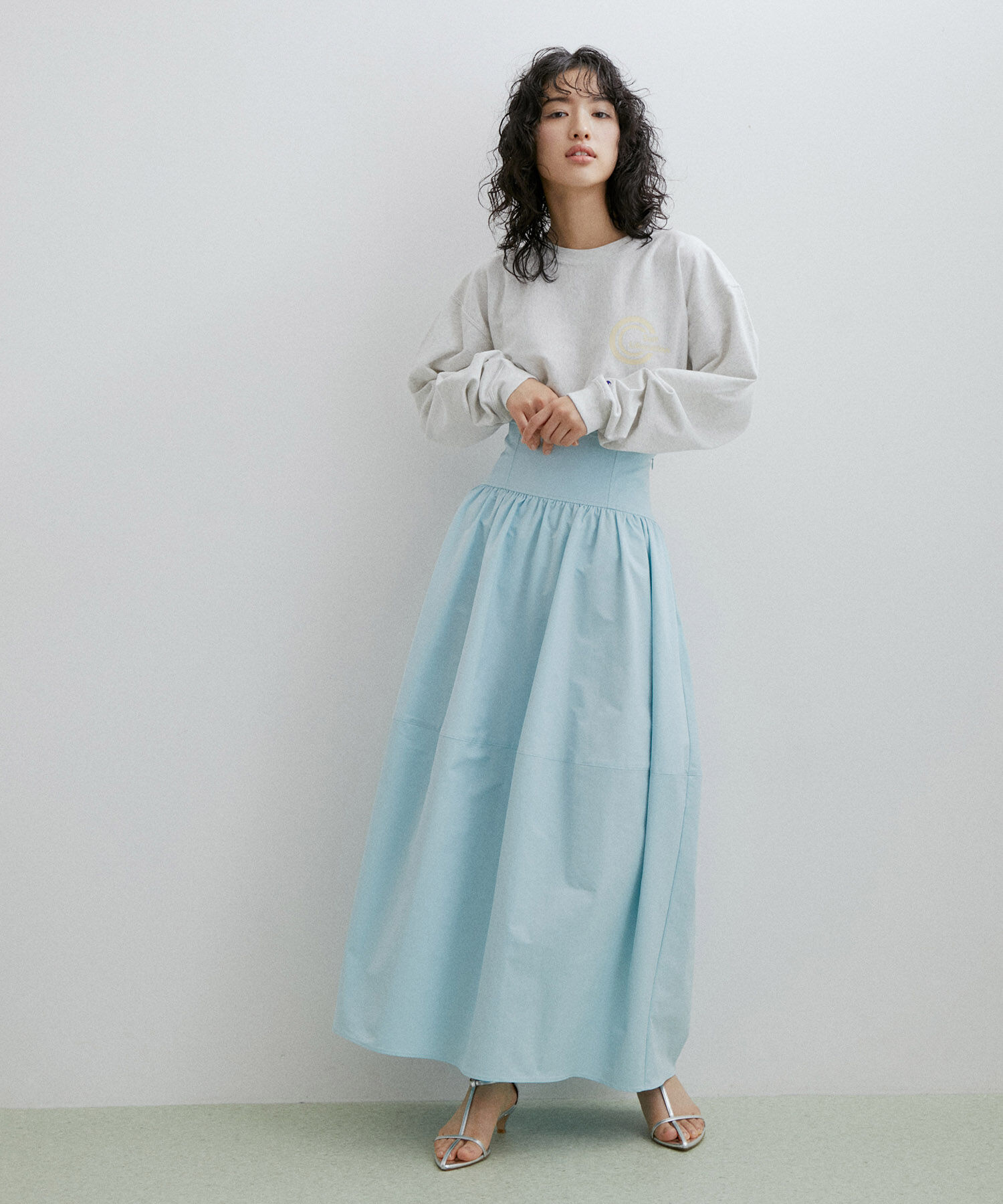 ADAM ET ROPE'「【サステナブル】ナロークロスストラップサンダル」|サンダル|