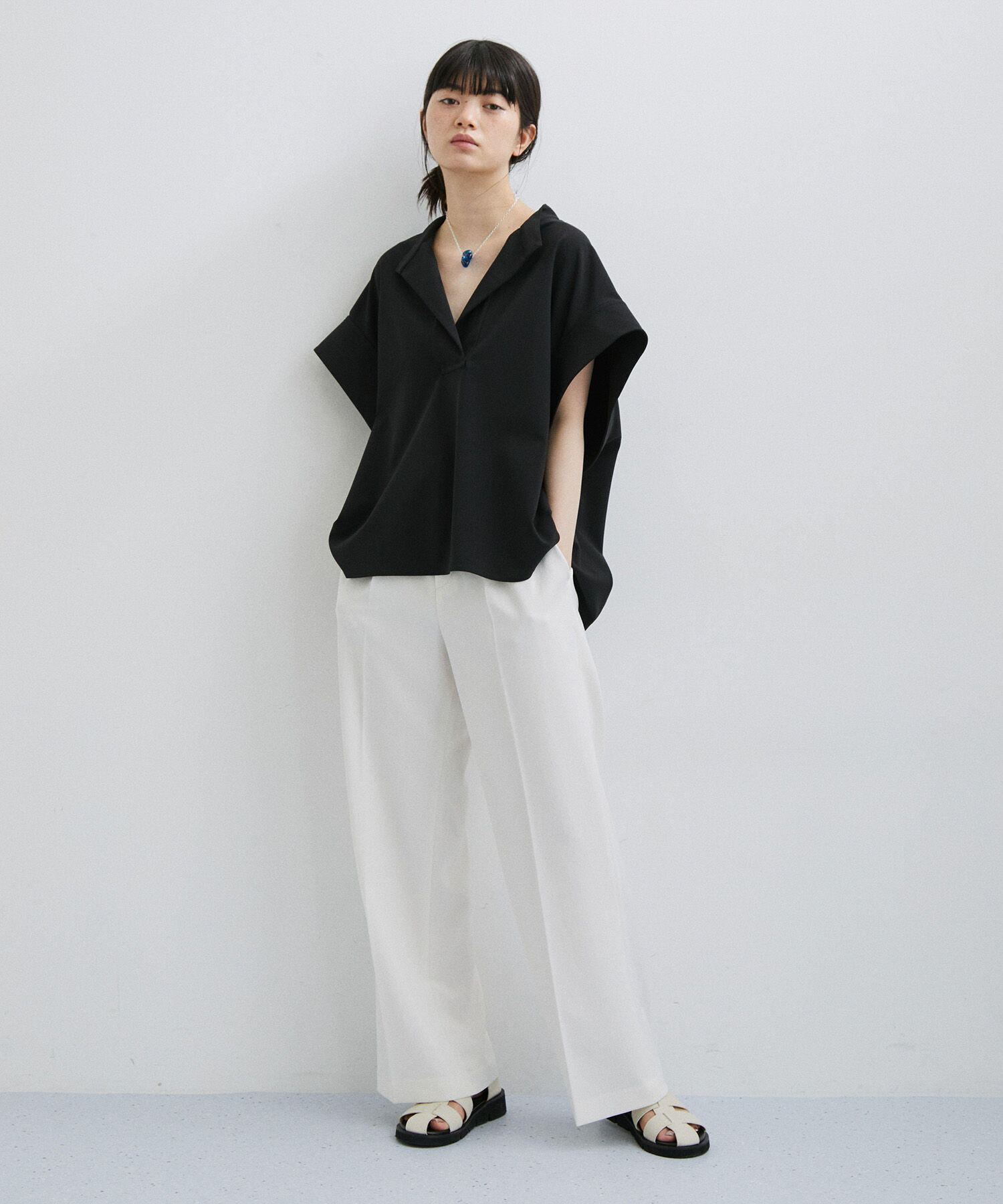 ADAM ET ROPE'「【サステナブル・セットアップ対応】フォルムバンドカラーシャツ」|シャツ・ブラウス|