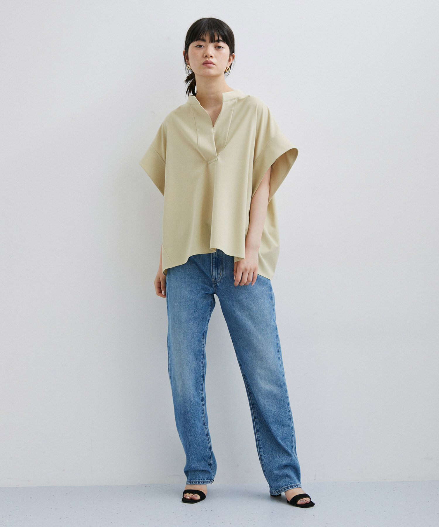 ADAM ET ROPE'「【サステナブル・セットアップ対応】フォルムバンドカラーシャツ」|シャツ・ブラウス|