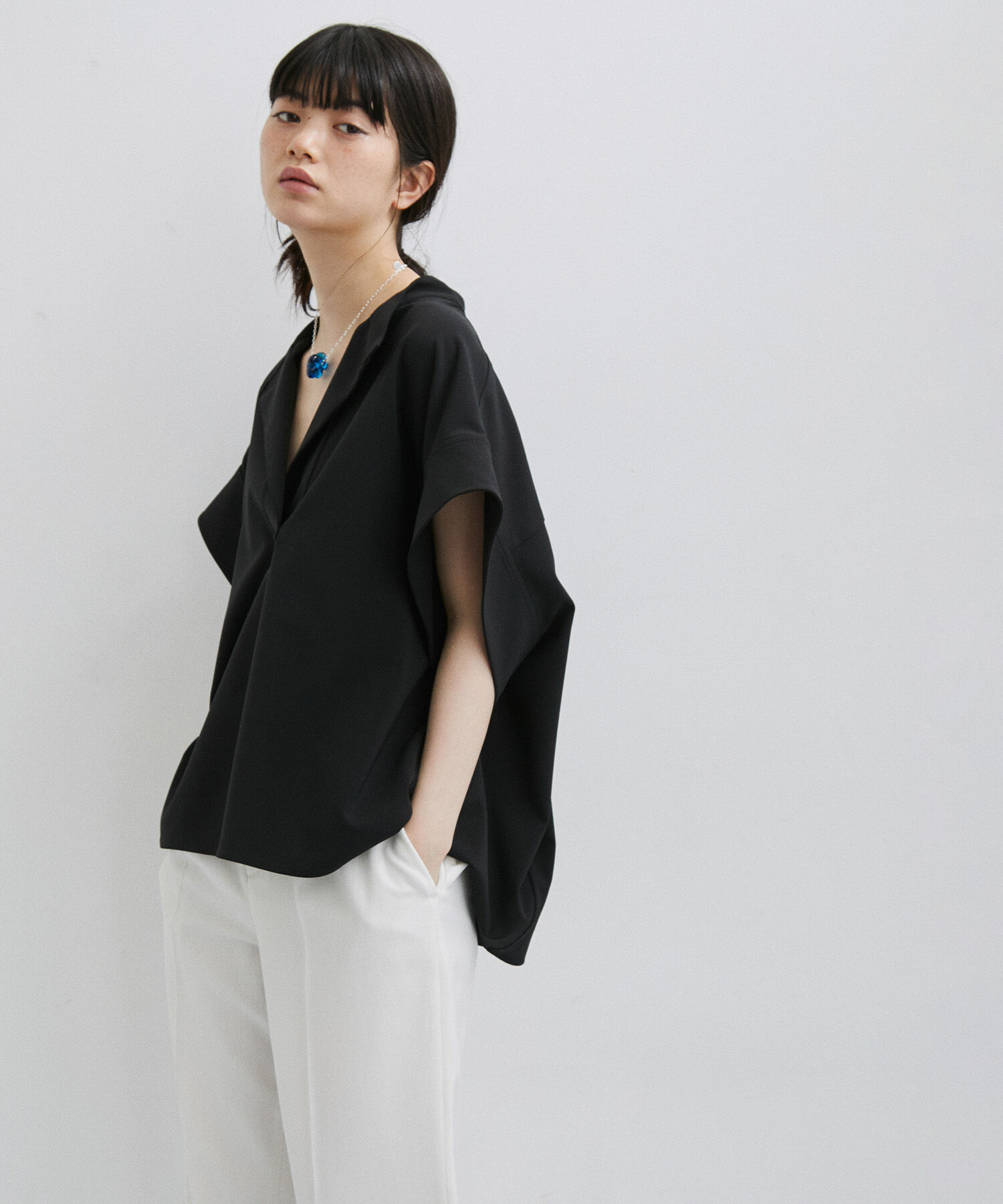 ADAM ET ROPE'「【サステナブル・セットアップ対応】フォルムバンドカラーシャツ」|シャツ・ブラウス|