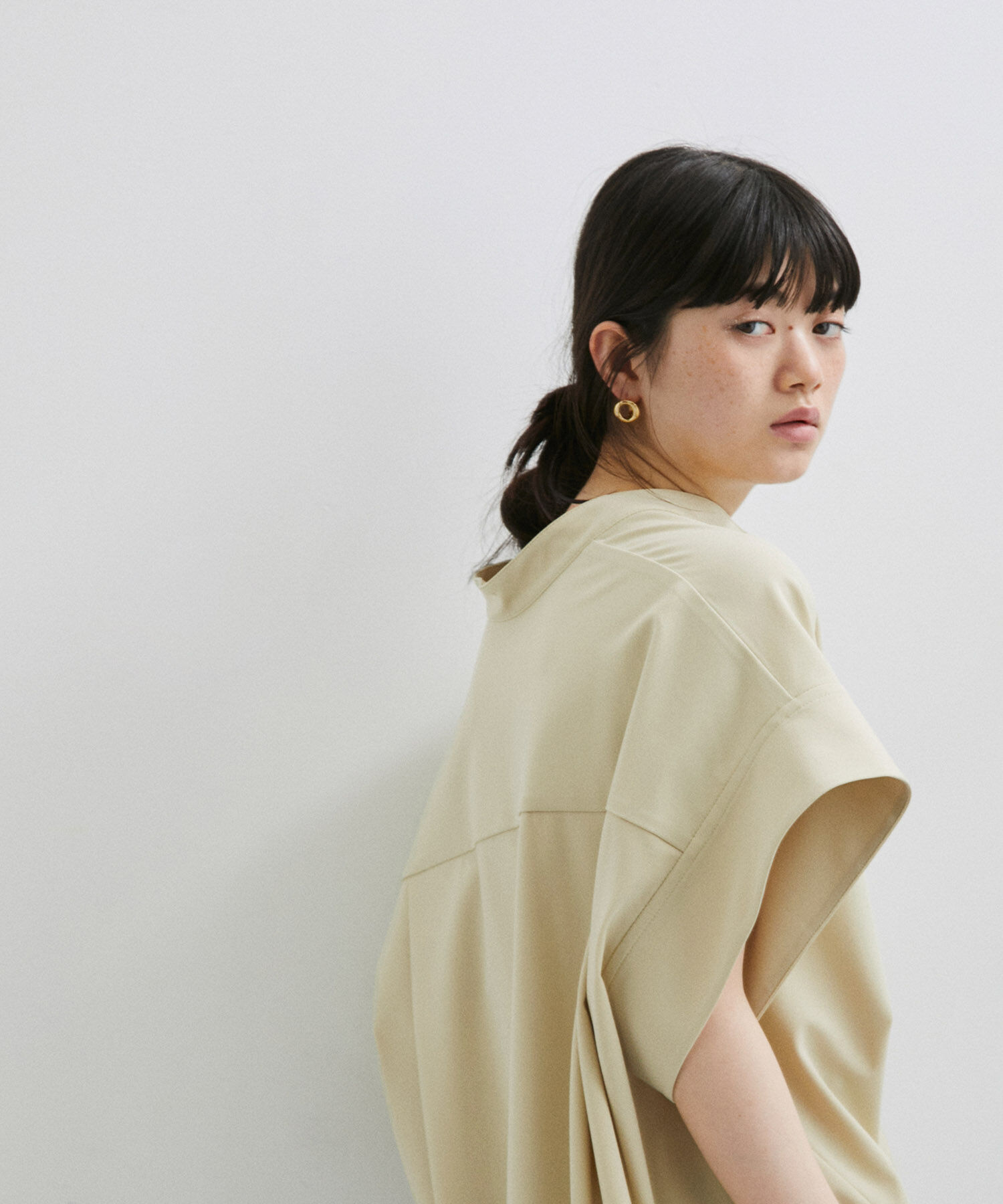 ADAM ET ROPE'「【サステナブル・セットアップ対応】フォルムバンドカラーシャツ」|シャツ・ブラウス|