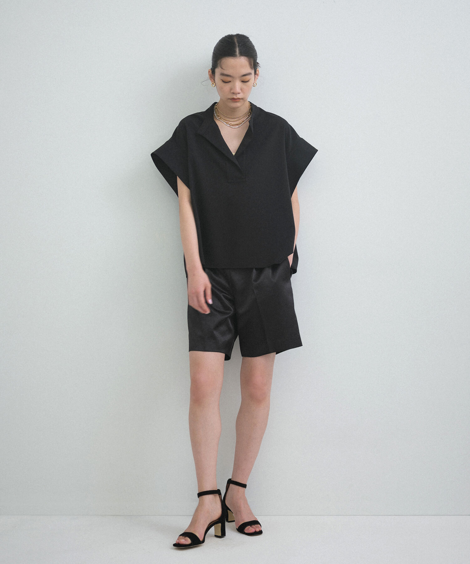 ADAM ET ROPE'「【サステナブル・セットアップ対応】フォルムバンドカラーシャツ」|シャツ・ブラウス|