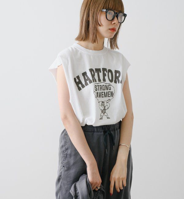  「【WHIMSIC/新色追加】ロゴプリントスリーブレスTシャツ」|キャミソール|ホワイト