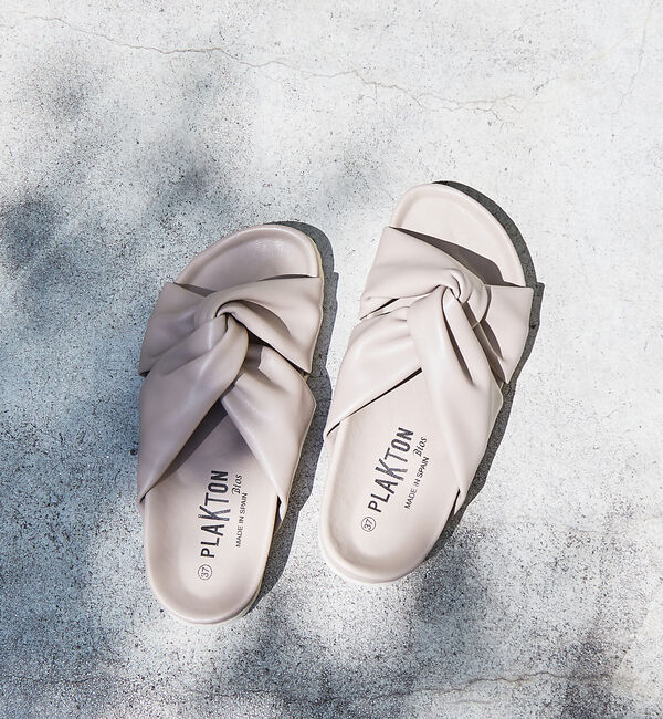 AU BANNISTER「●PLAKTON ツイストベルト フットベッドサンダル」|サンダル|ライトベージュ