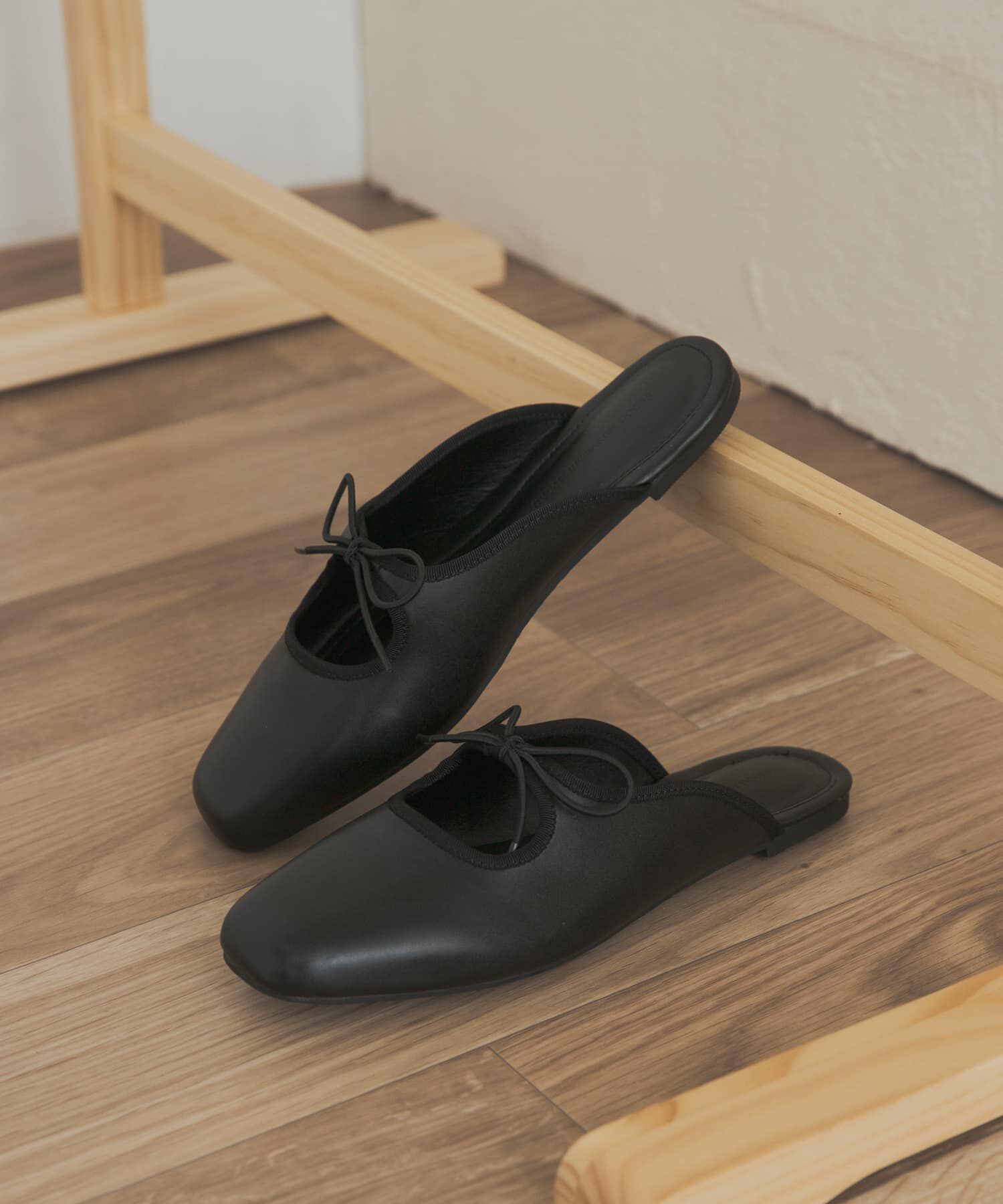 URBAN RESEARCH DOORS「スクエアトゥリボンミュール」|サンダル|ブラック