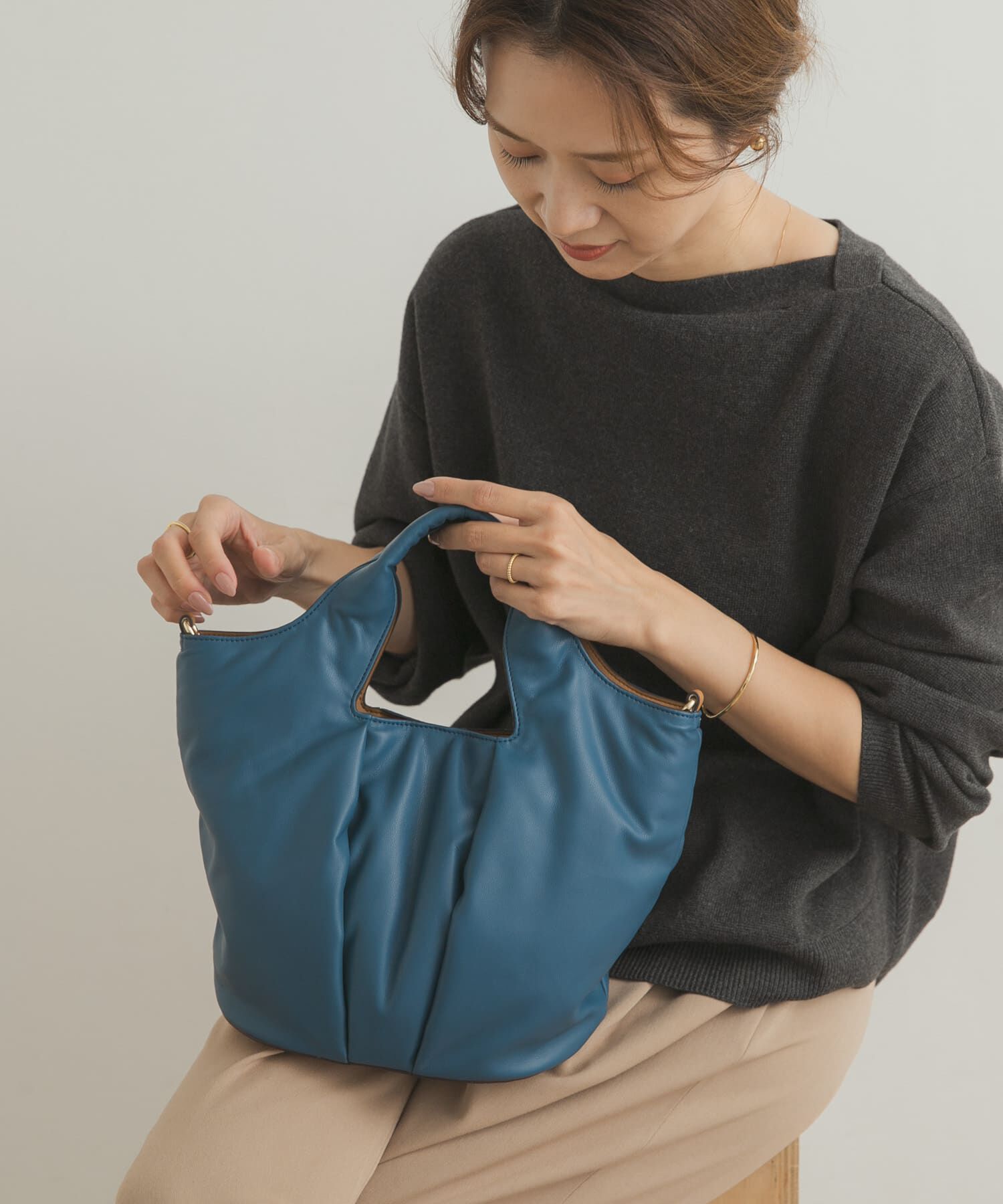URBAN RESEARCH DOORS「パファーハンドルバッグ」|ハンドバッグ|ブルー