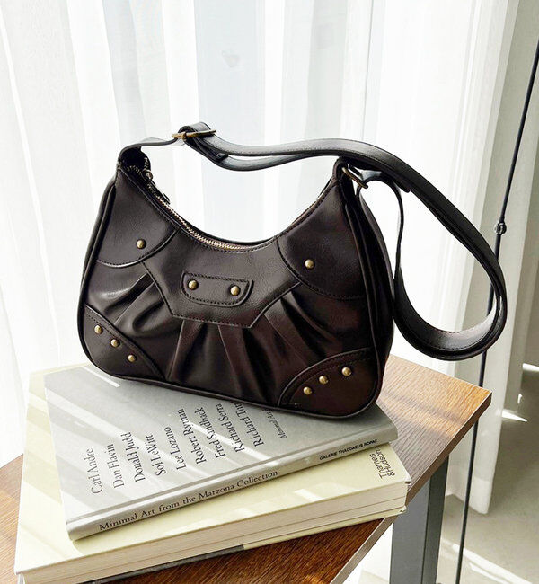  「スタッズ付きシャーリングホーボーバッグ」|ショルダー・メッセンジャー|ブラウン