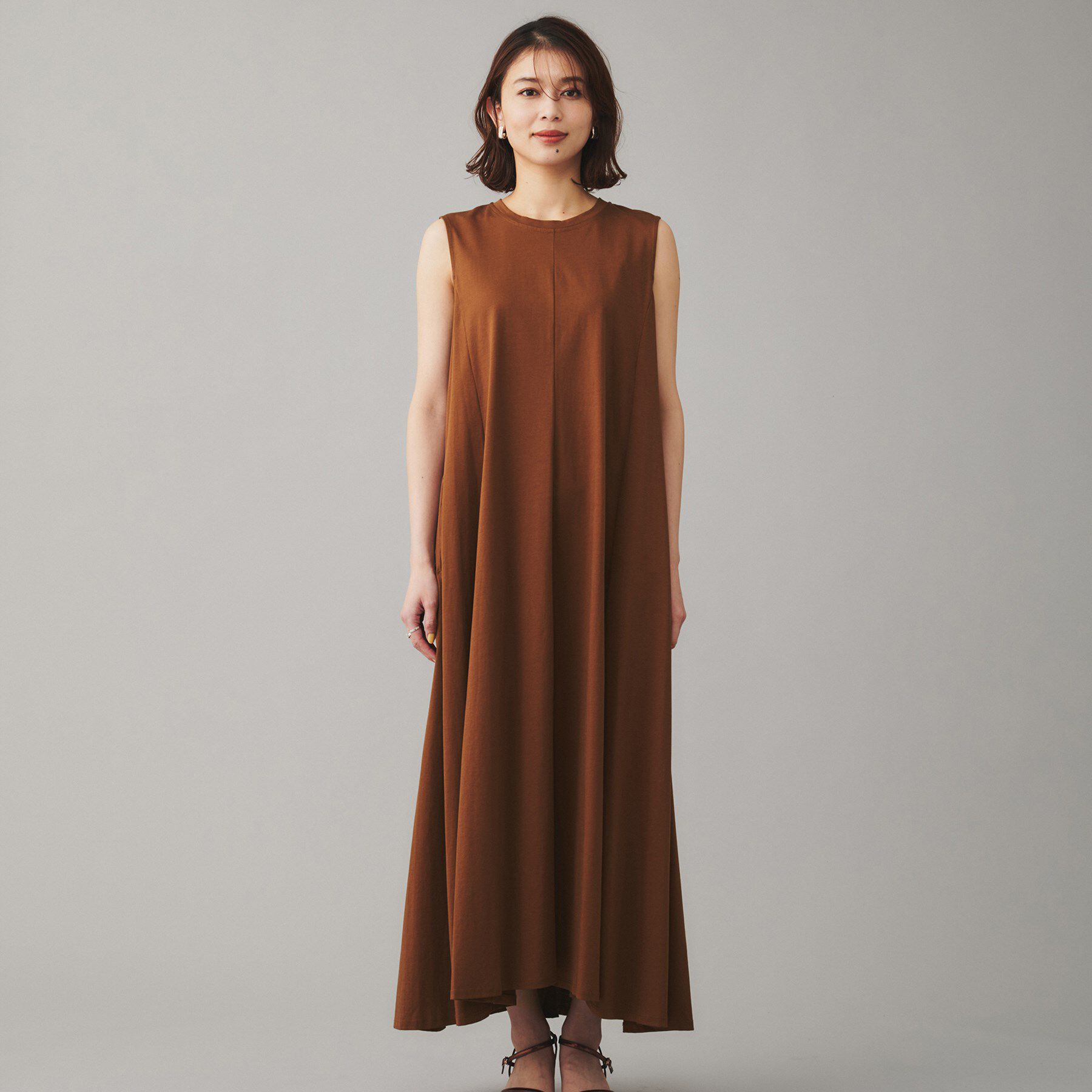 UNTITLED「【Audrey and John Wad】クルーネックノースリーブフレアワンピース」|ワンピース|