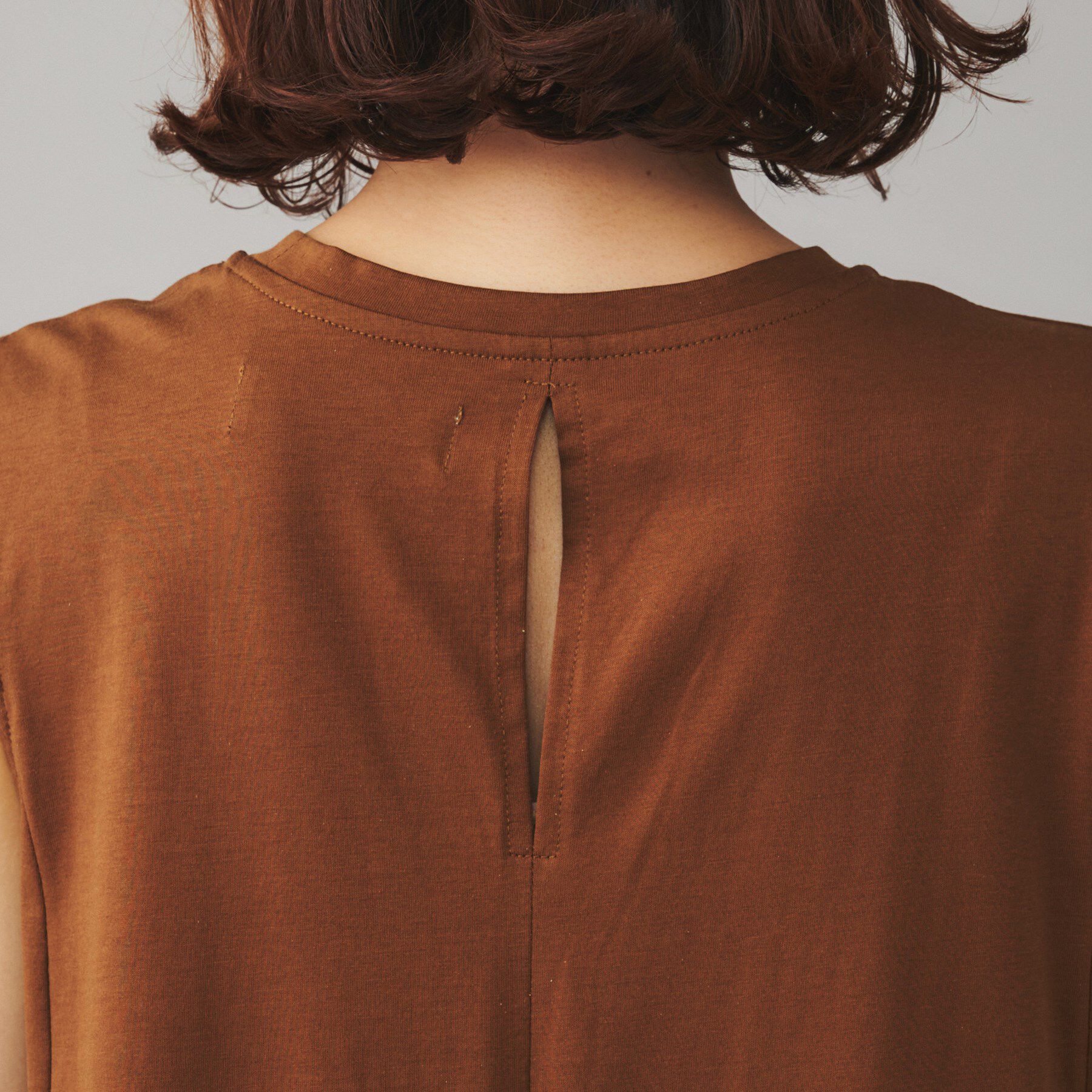 UNTITLED「【Audrey and John Wad】クルーネックノースリーブフレアワンピース」|ワンピース|