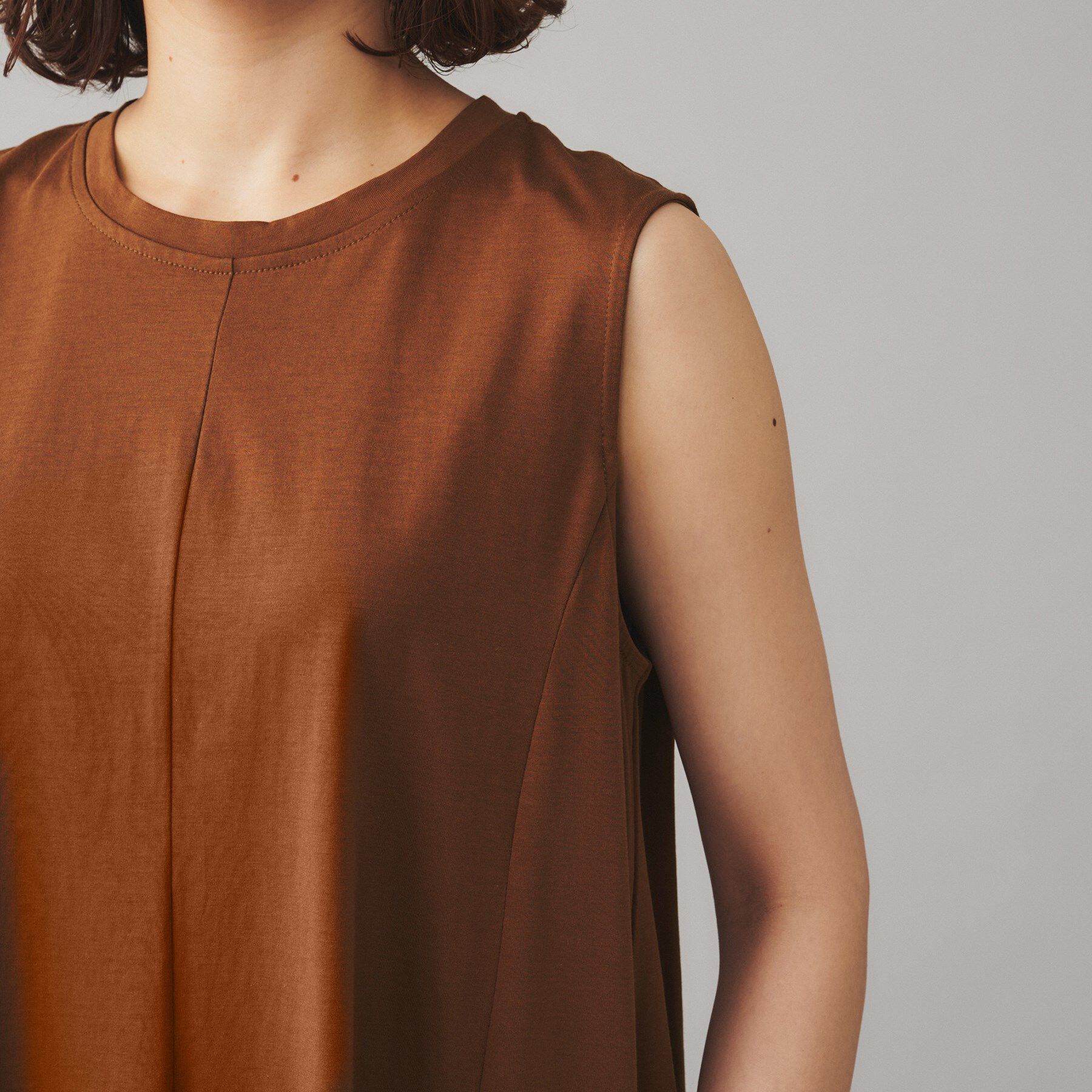 UNTITLED「【Audrey and John Wad】クルーネックノースリーブフレアワンピース」|ワンピース|