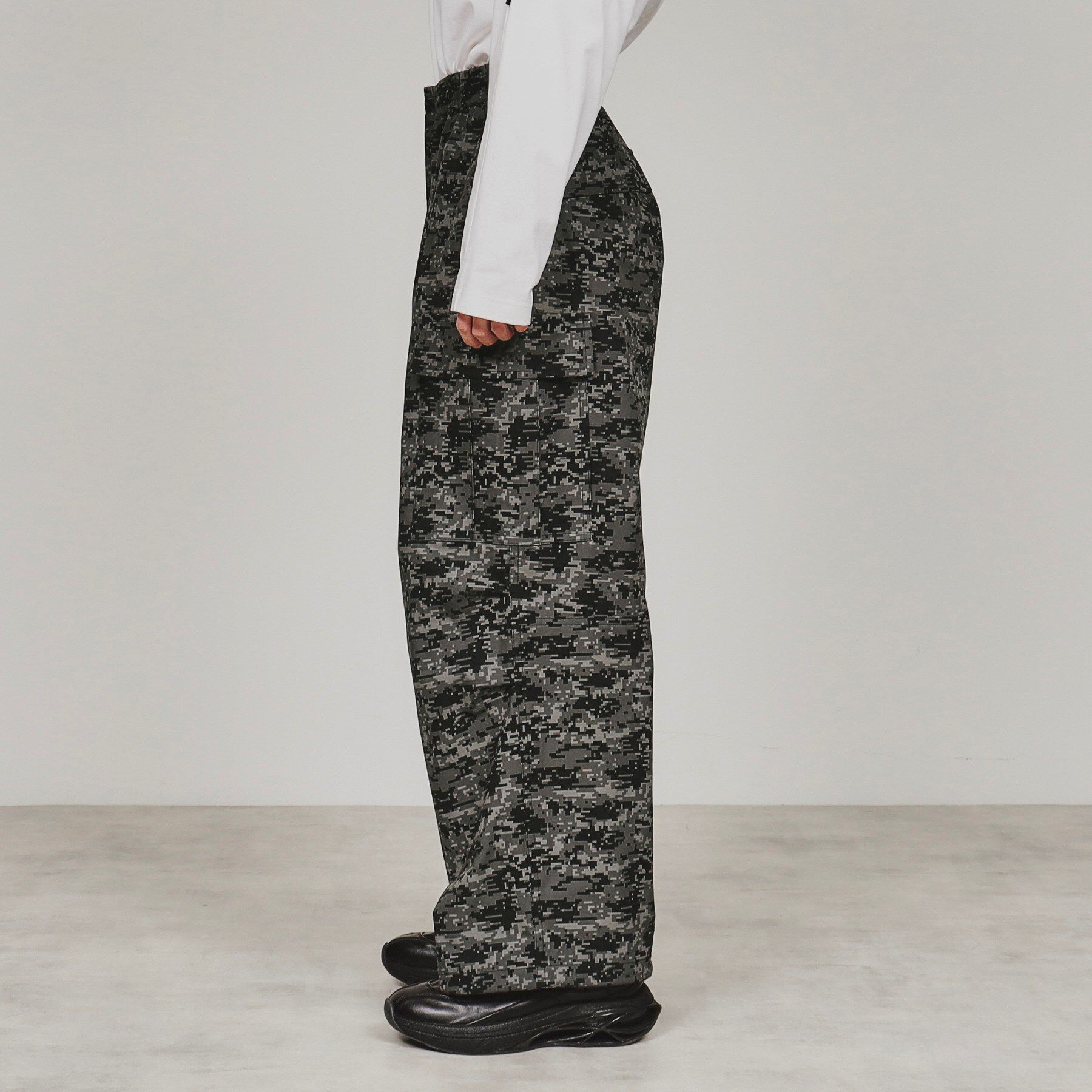 tk.TAKEO KIKUCHI「デジカモプリントワイドカーゴパンツ」|その他|