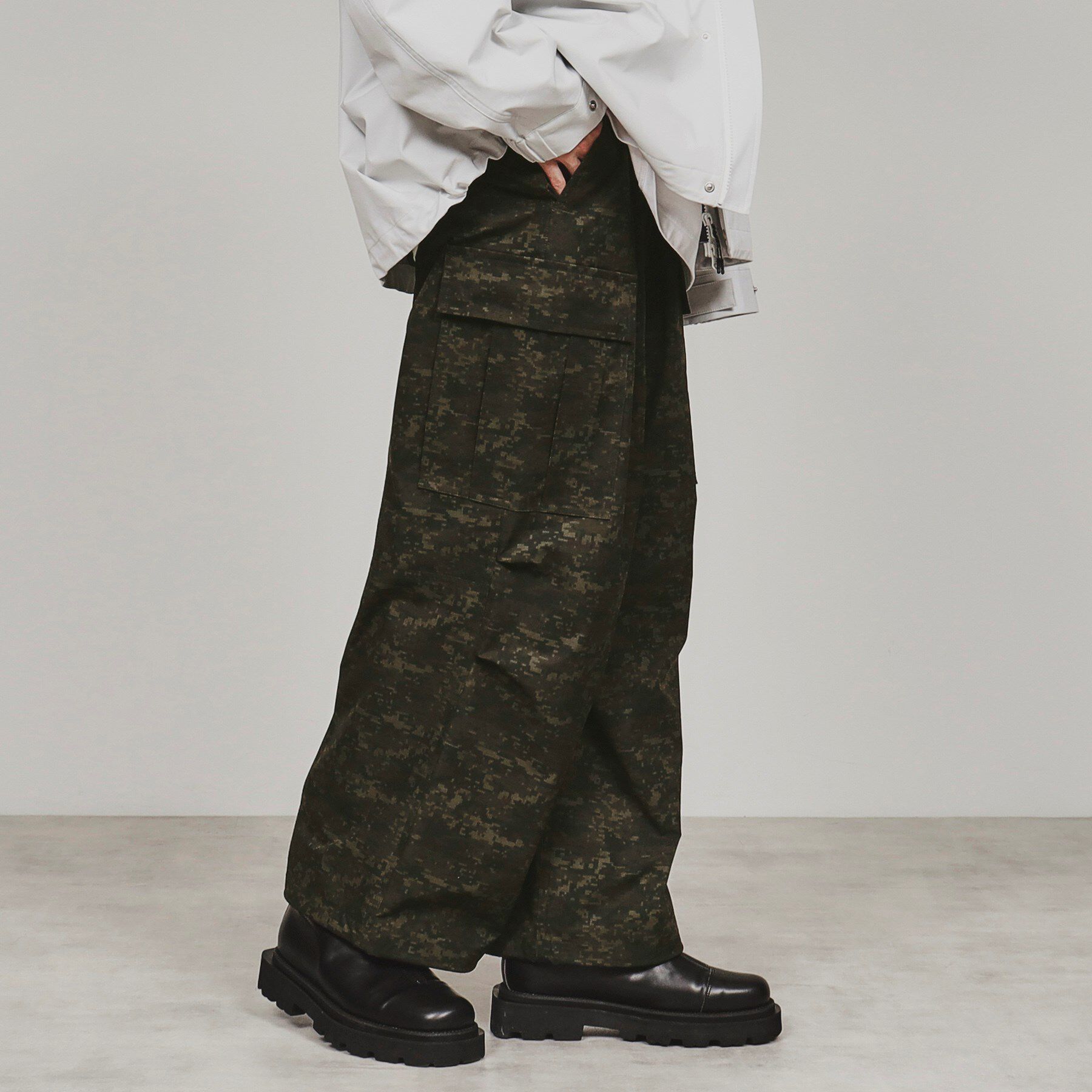 tk.TAKEO KIKUCHI「デジカモプリントワイドカーゴパンツ」|その他|カーキ(527)