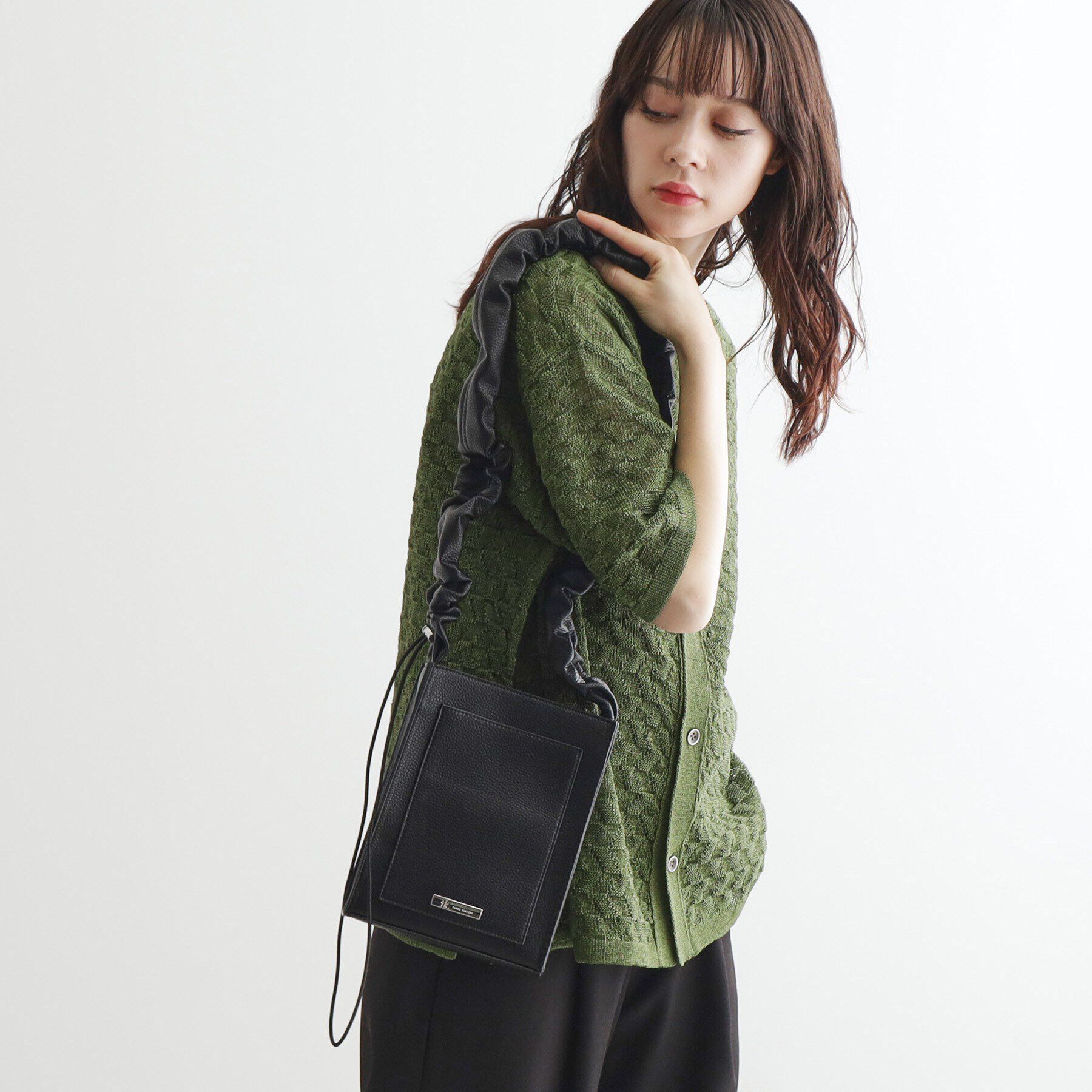 tk.TAKEO KIKUCHI「プレートドロストショルダーバッグ」|ショルダー・メッセンジャー|ブラック(119)