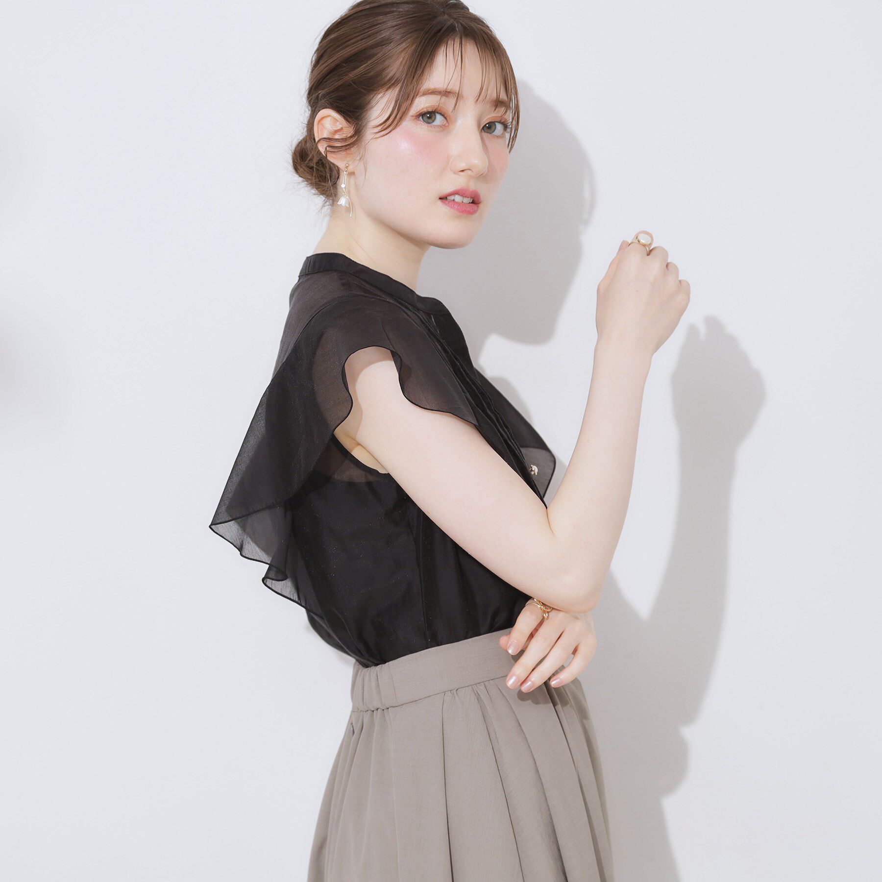 Couture broach「【洗える・オシャレな透け感】タックデザインフレア袖シアーブラウス」|シャツ・ブラウス|