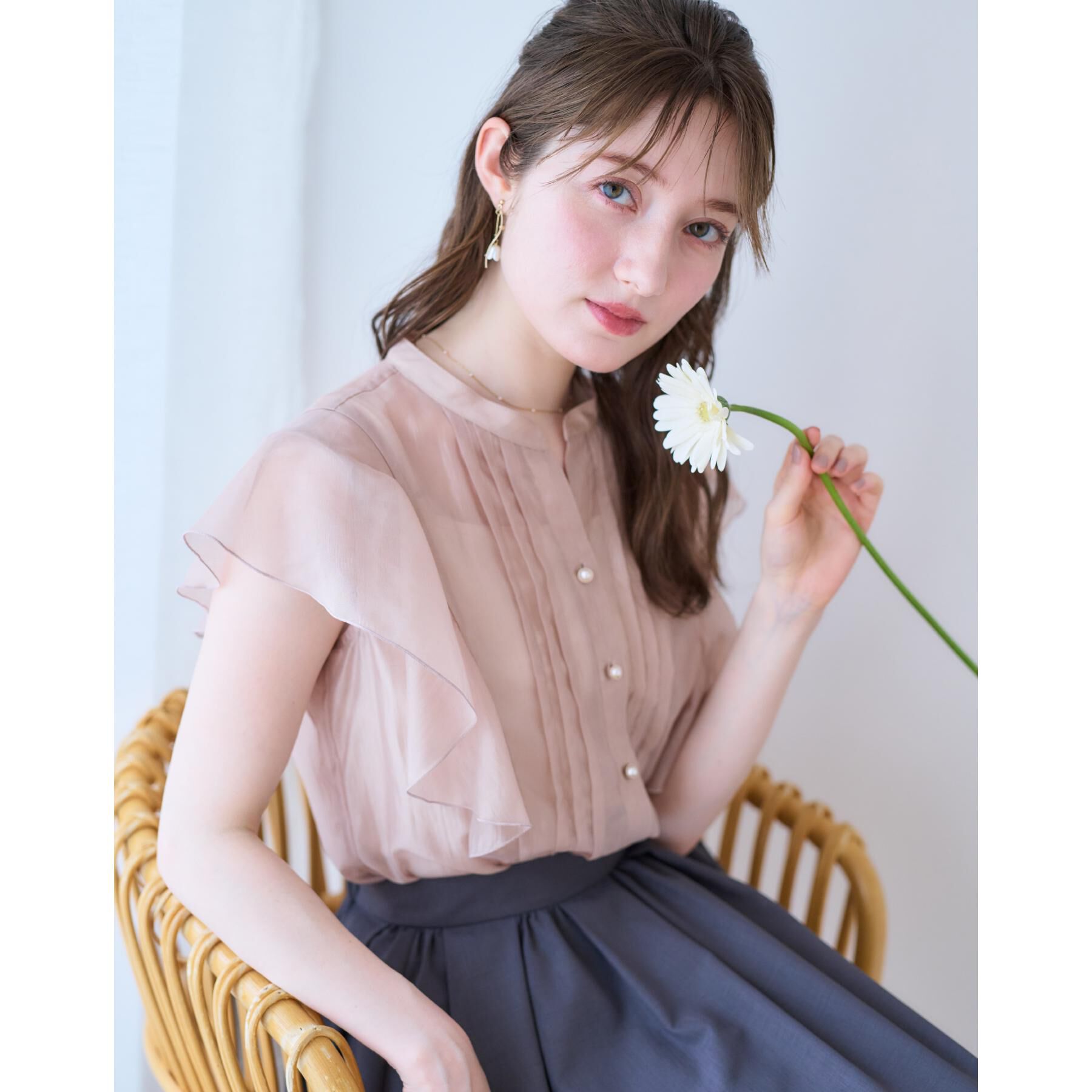 Couture broach「【洗える・オシャレな透け感】タックデザインフレア袖シアーブラウス」|シャツ・ブラウス|ピンクベージュ(05