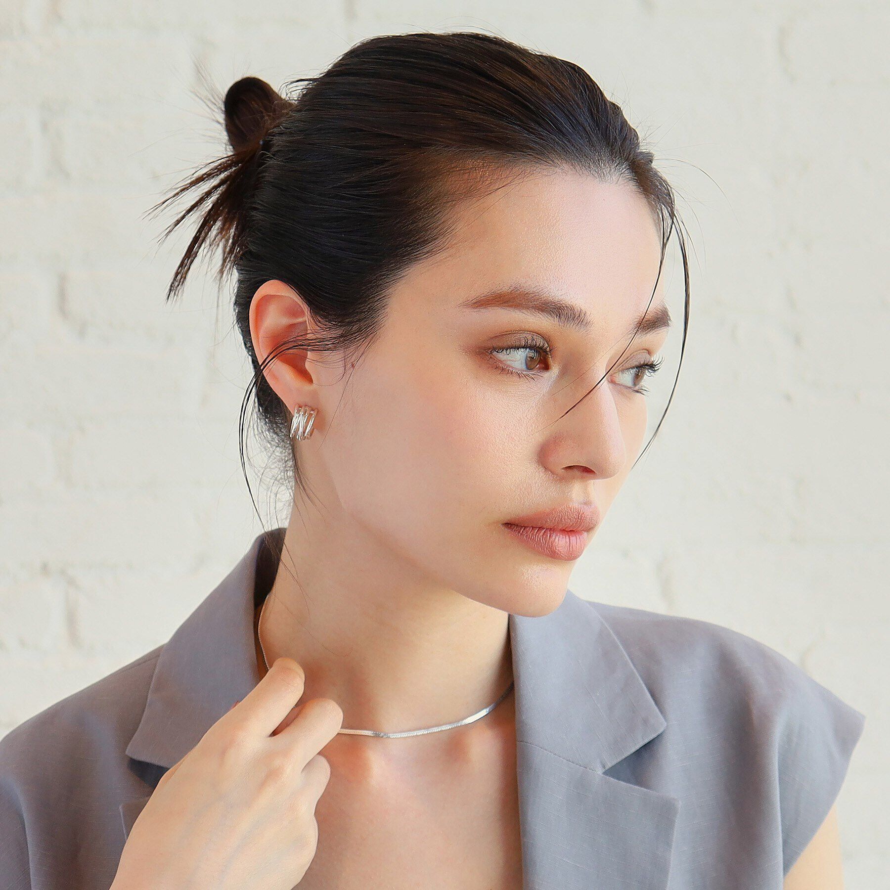 COCOSHNIK ONKITSCH「シルバー スモールフープ クロッシングライン ピアス」|ピアス|