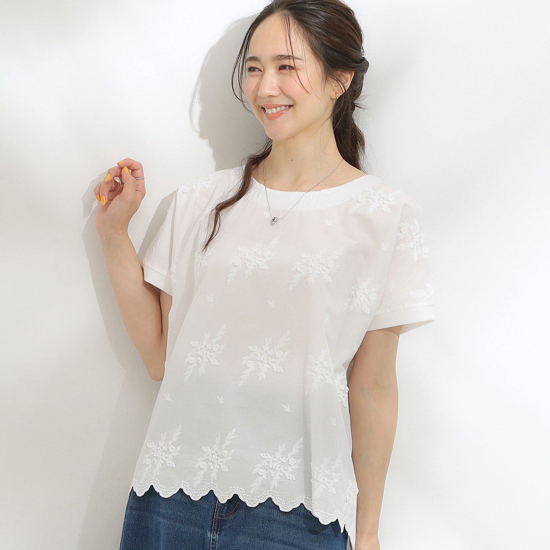 SHOO･LA･RUE「【洗える/S-LL】インせず着られる さらっと大人上品 刺繍トップス」|Tシャツ・カットソー|オフホワイト(003