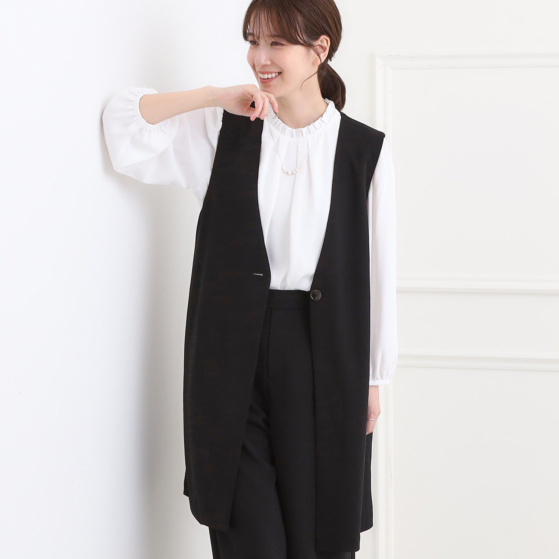 SHOO･LA･RUE「【洗濯機可/イージーケア/ストレッチ】きちんと楽に。カットジョーゼットロングジレ」|ベスト・ジレ|ブラック(019)