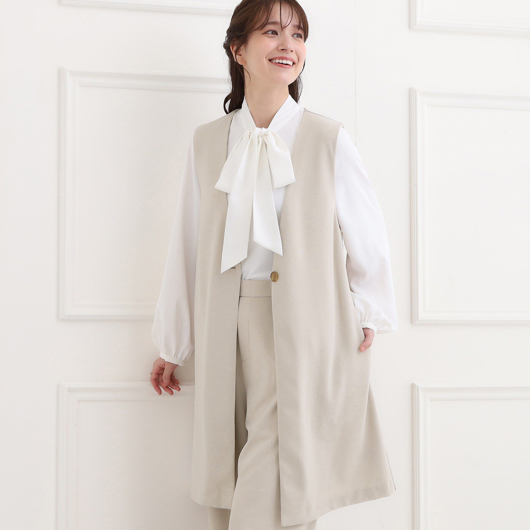 SHOO･LA･RUE「【洗濯機可/イージーケア/ストレッチ】きちんと楽に。カットジョーゼットロングジレ」|ベスト・ジレ|グレージュ(050)