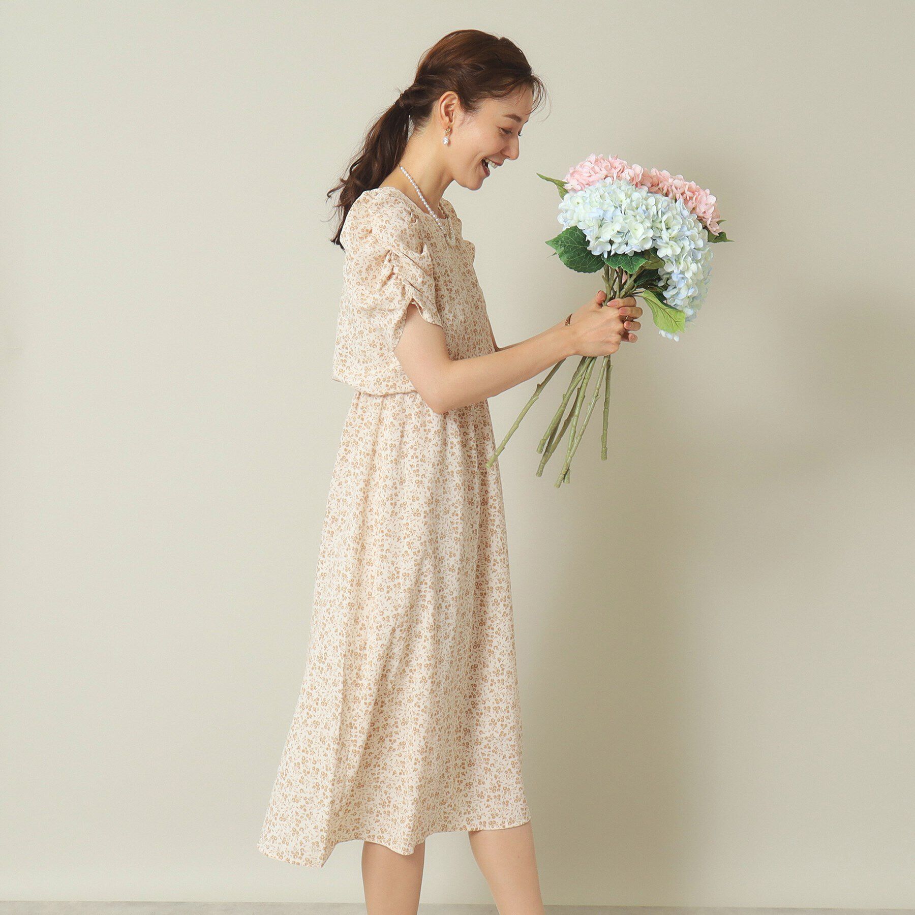 ITS&rsquo;DEMO「【ウエストゴム／二の腕カバー／手洗い可】単色花柄ワンピース」|ワンピース|