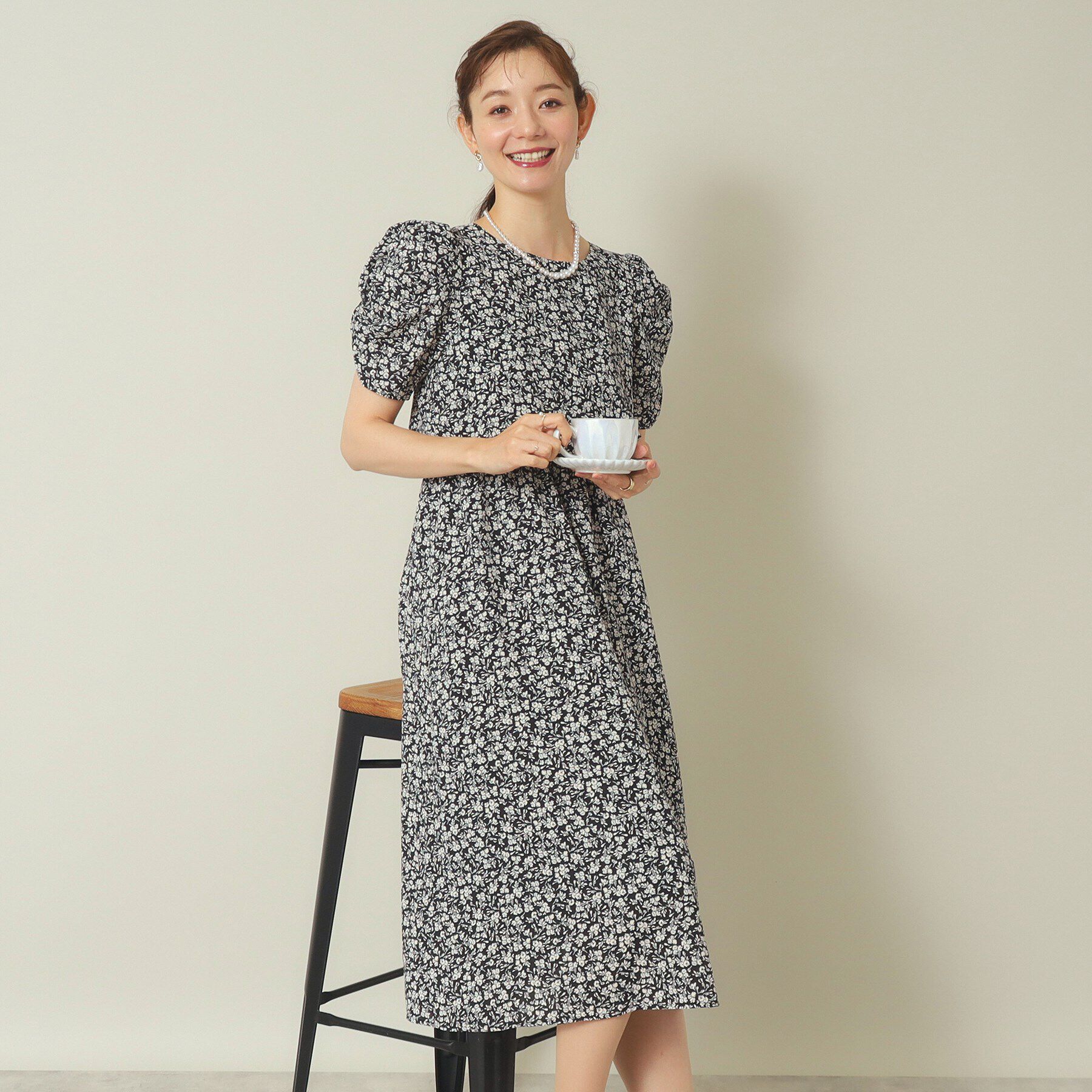 ITS&rsquo;DEMO「【ウエストゴム／二の腕カバー／手洗い可】単色花柄ワンピース」|ワンピース|ブラック(119)