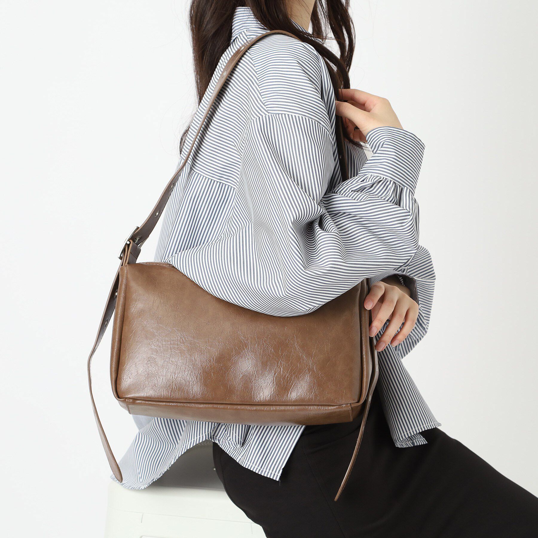 Ober Tashe「バックルショルダーバッグ」|ショルダー・メッセンジャー|