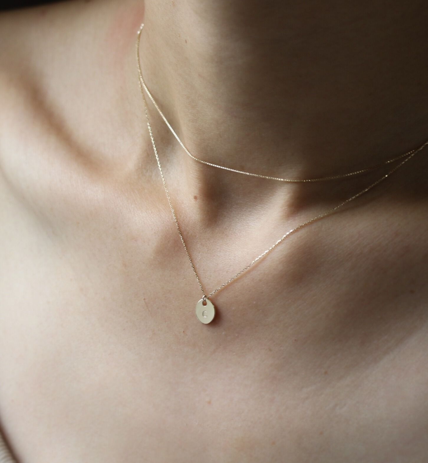  「ゴールド コイン イニシャル ネックレス | K10YG〈イニシャルC〉」|ネックレス|K10 イエローゴールド