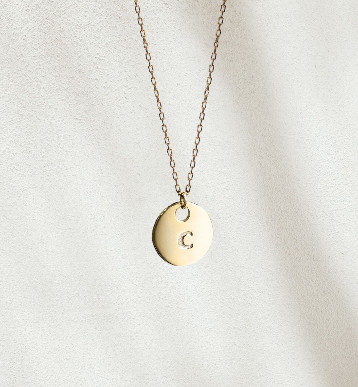  「ゴールド コイン イニシャル ネックレス | K10YG〈イニシャルC〉」|ネックレス|