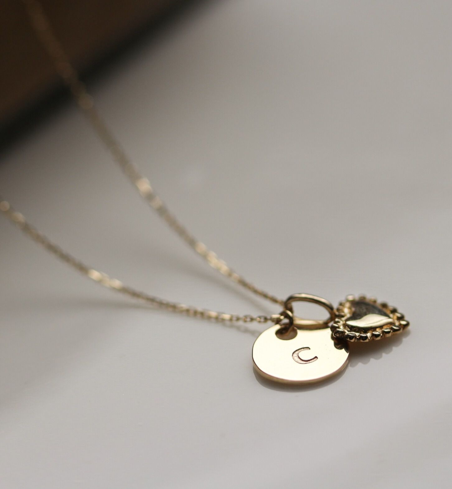  「ゴールド コイン イニシャル ネックレス | K10YG〈イニシャルR〉」|ネックレス|