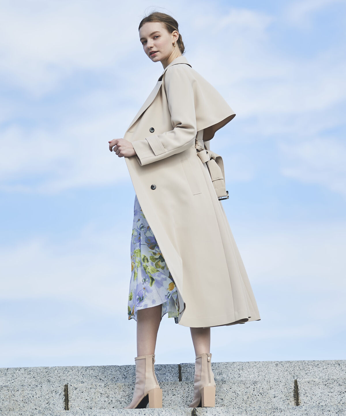 アンドクチュール「バックフレアドレープトレンチコート」|トレンチコート|