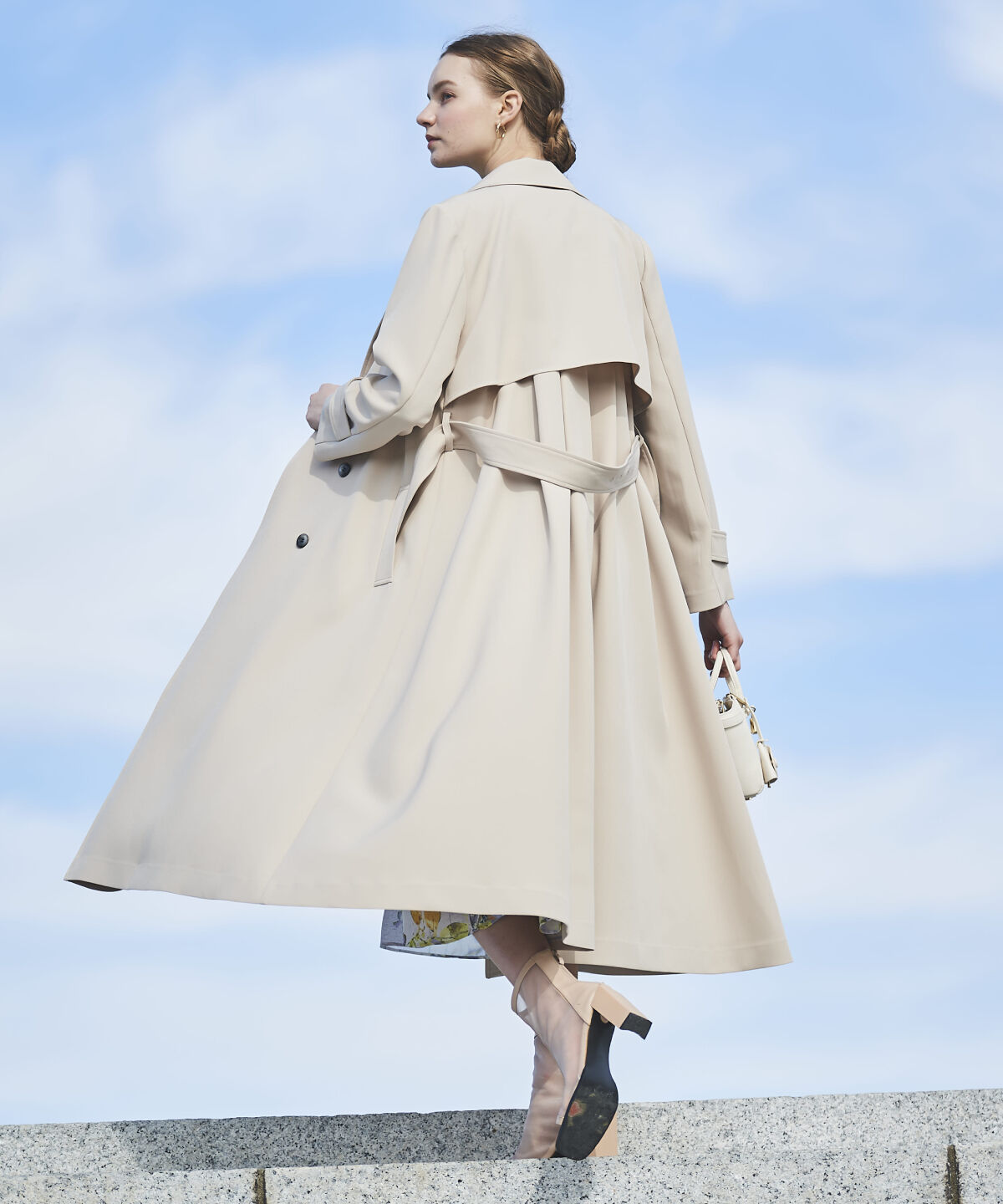 アンドクチュール「バックフレアドレープトレンチコート」|トレンチコート|