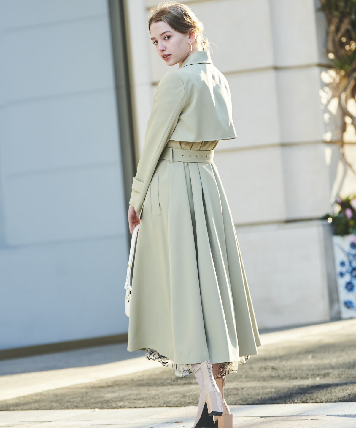 アンドクチュール「バックフレアドレープトレンチコート」|トレンチコート|