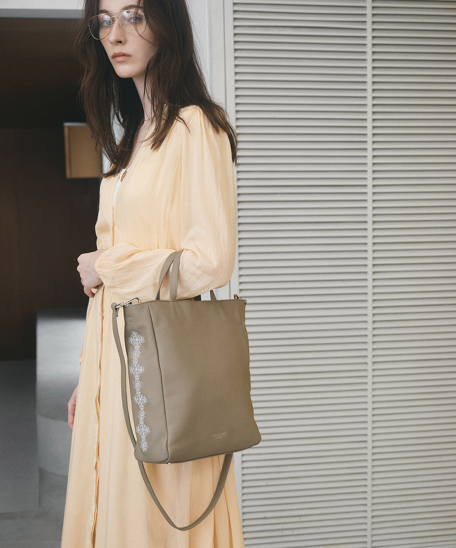 TOPKAPI TREASURE「【TREASURE TOPKAPI】シュリンクレザー レース 刺しゅう ショルダー付 トートバッグ」|トートバッグ|グレージュ