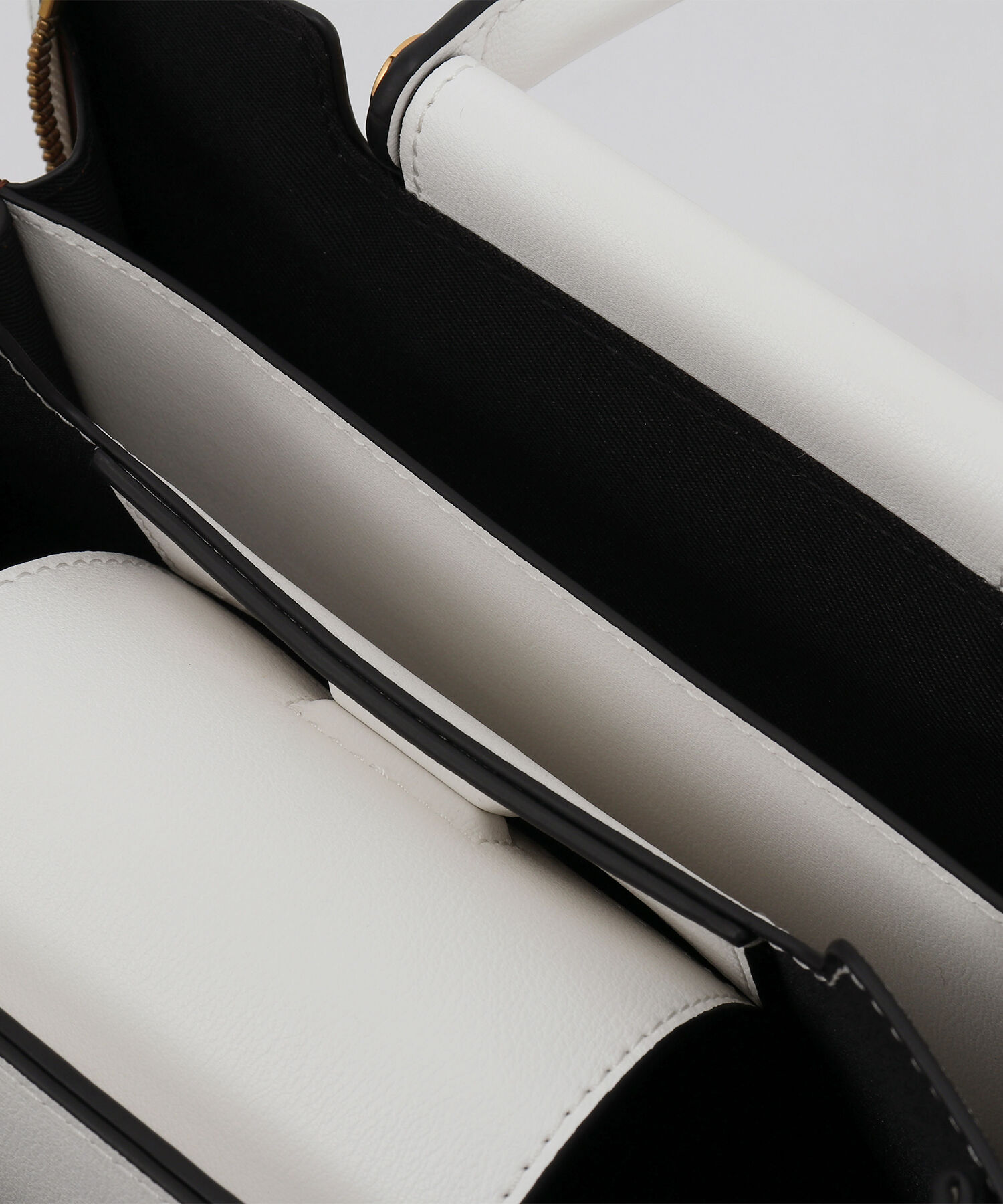 E'POR「【E'POR】W BAG Medium（ダブリュー バッグ ミディアム）」|ハンドバッグ|