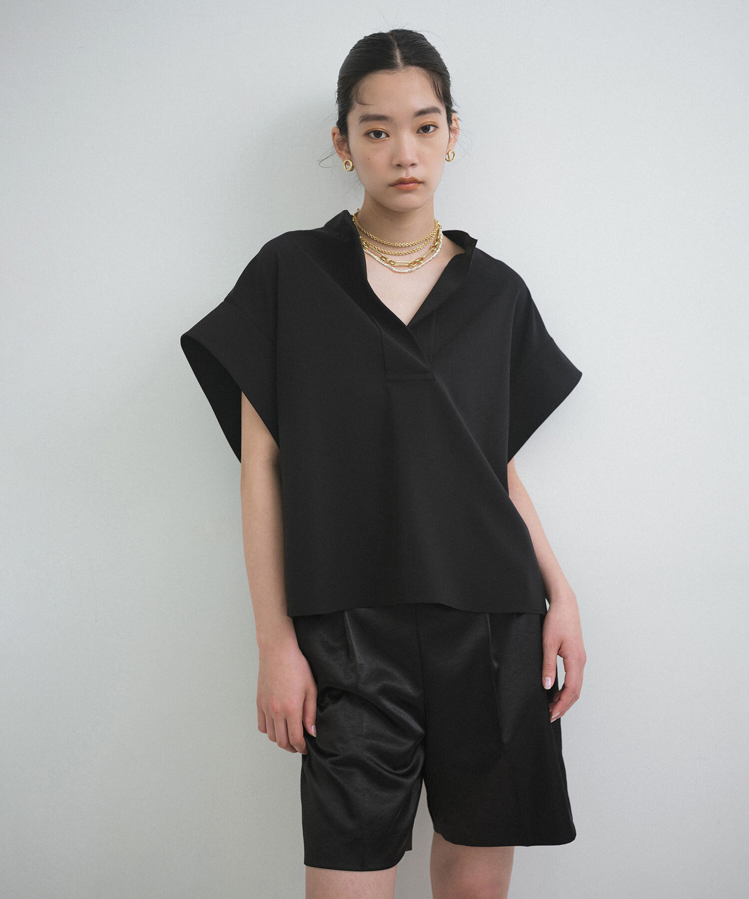 ADAM ET ROPE'「【サステナブル・セットアップ対応】フォルムバンドカラーシャツ」|シャツ・ブラウス|