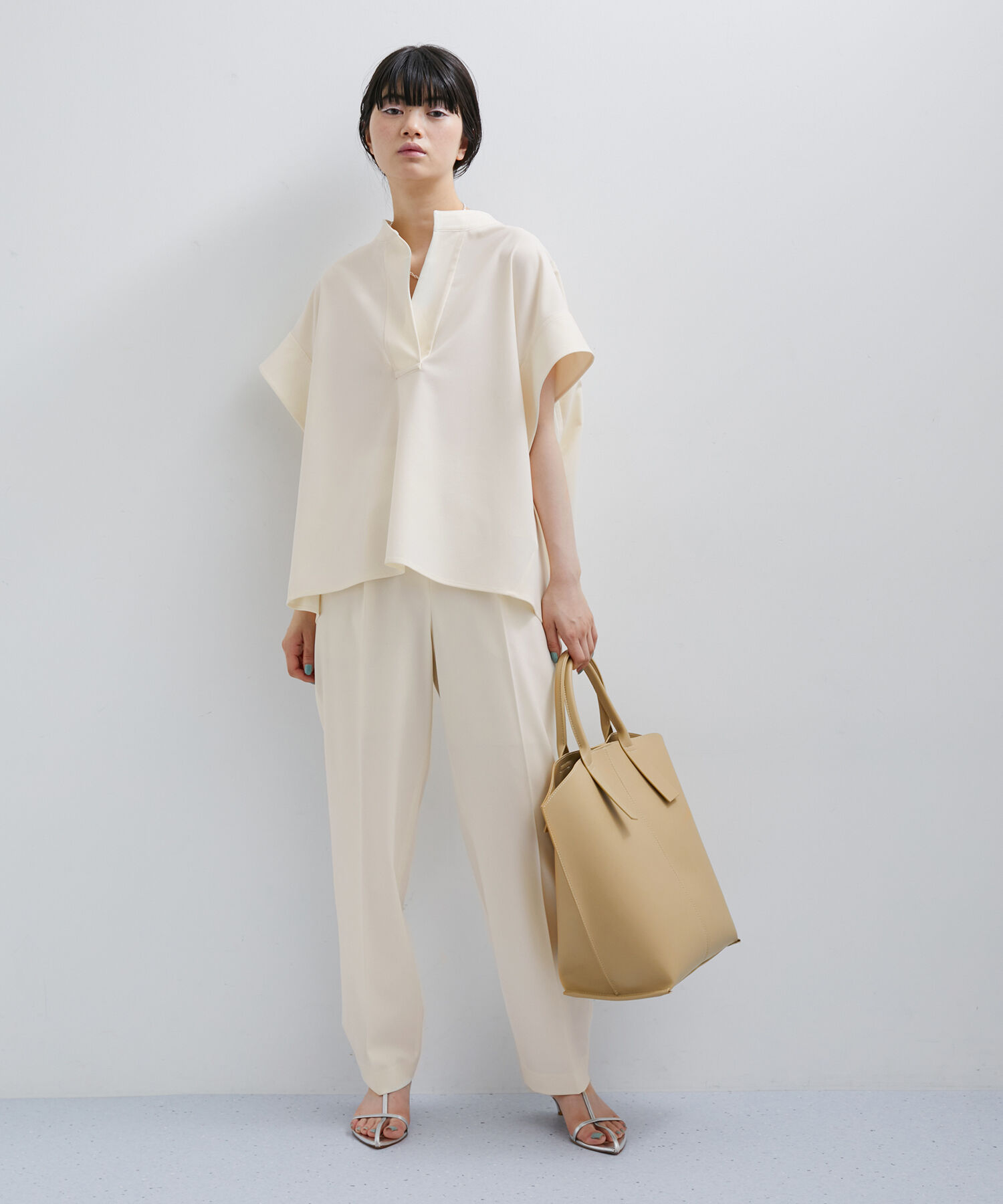 ADAM ET ROPE'「【サステナブル・セットアップ対応】フォルムバンドカラーシャツ」|シャツ・ブラウス|