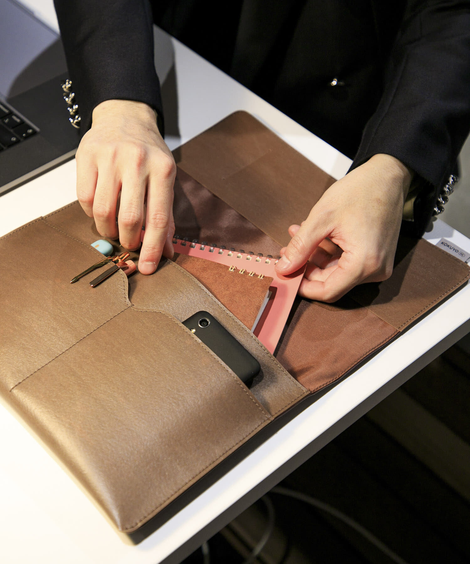 URBAN RESEARCH DOORS「KOKUYO ME&times;commpost　フラットケース」|その他|