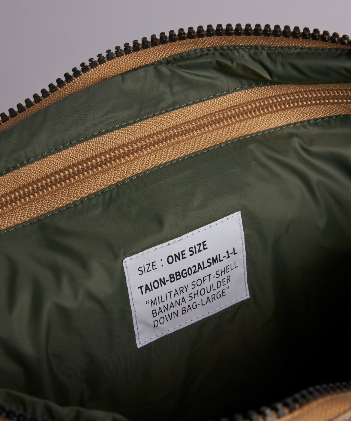 DAY by DAY it&rsquo;s international「ﾐﾘﾀﾘｰ ﾊﾞﾅﾅｼｮﾙﾀﾞｰ ﾀﾞｳﾝﾊﾞｯｸﾞL-ｿﾌﾄｼｪﾙ 《TA」|ショルダー・メッセンジャー|