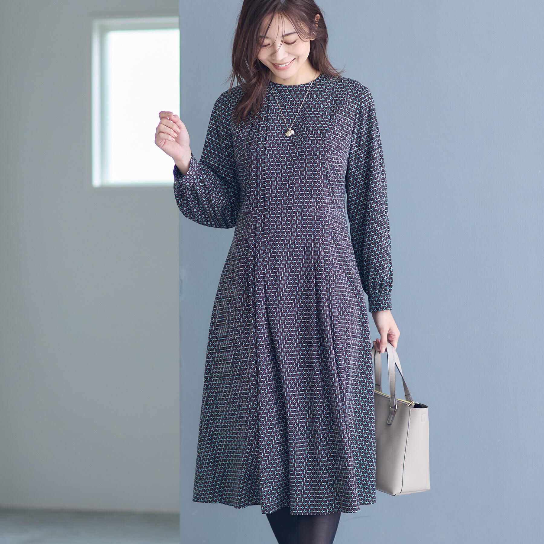 Reflect「【通勤にもお出かけにも◎】ジオメプリントクラシカルワンピース」|ワンピース|チャコールグレー(1