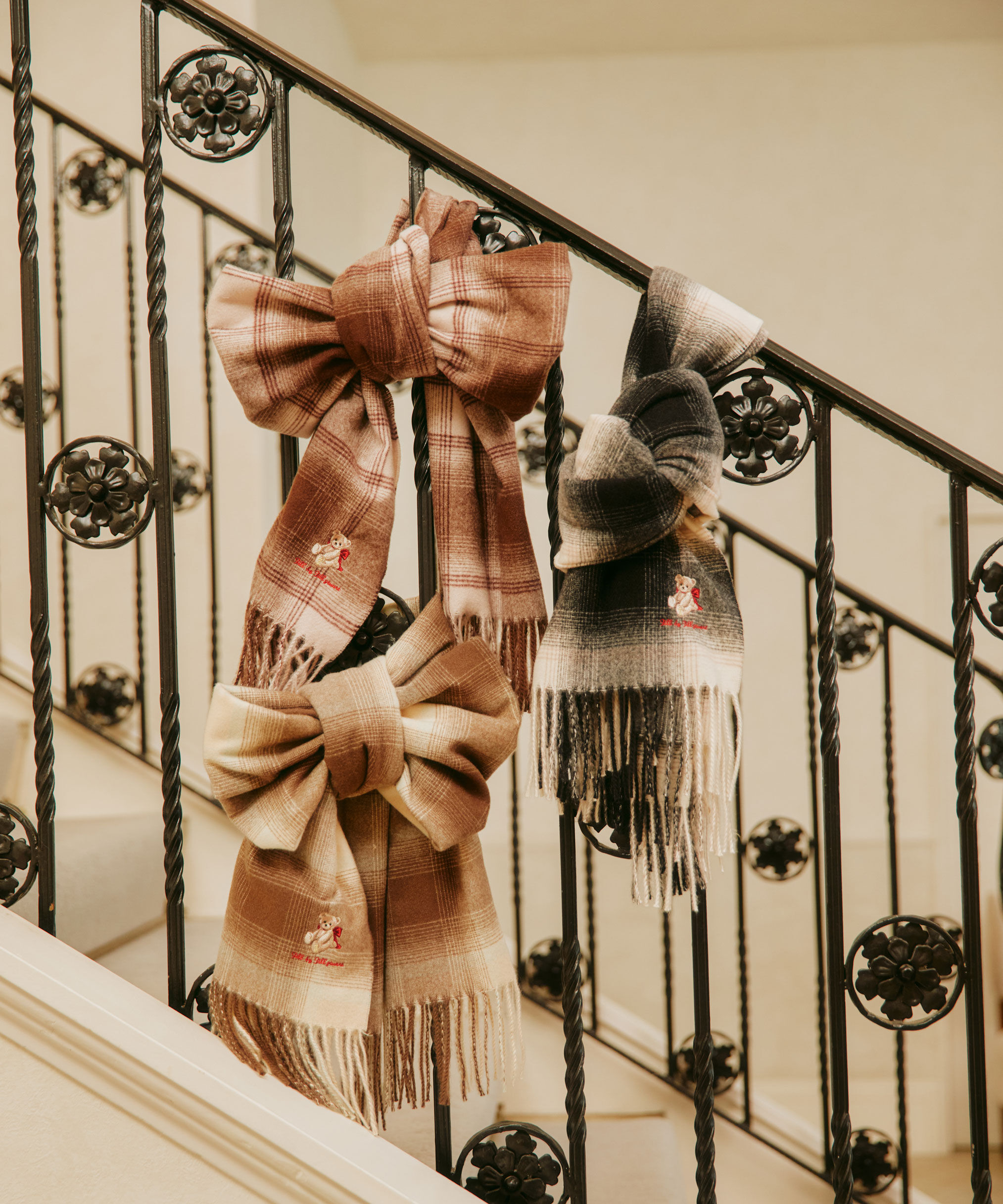  「＜BEARシリーズ＞Holidayベア刺繍チェックストール」|バンダナ・スカーフ|