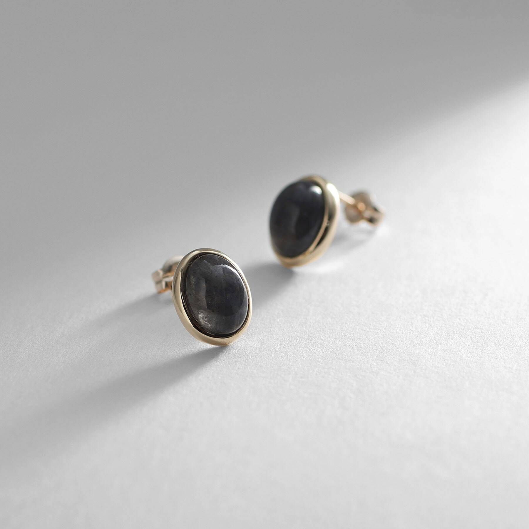 COCOSHNIK「K10ブラックラブラドライト オーバルカボション スタッドピアス」|ピアス|