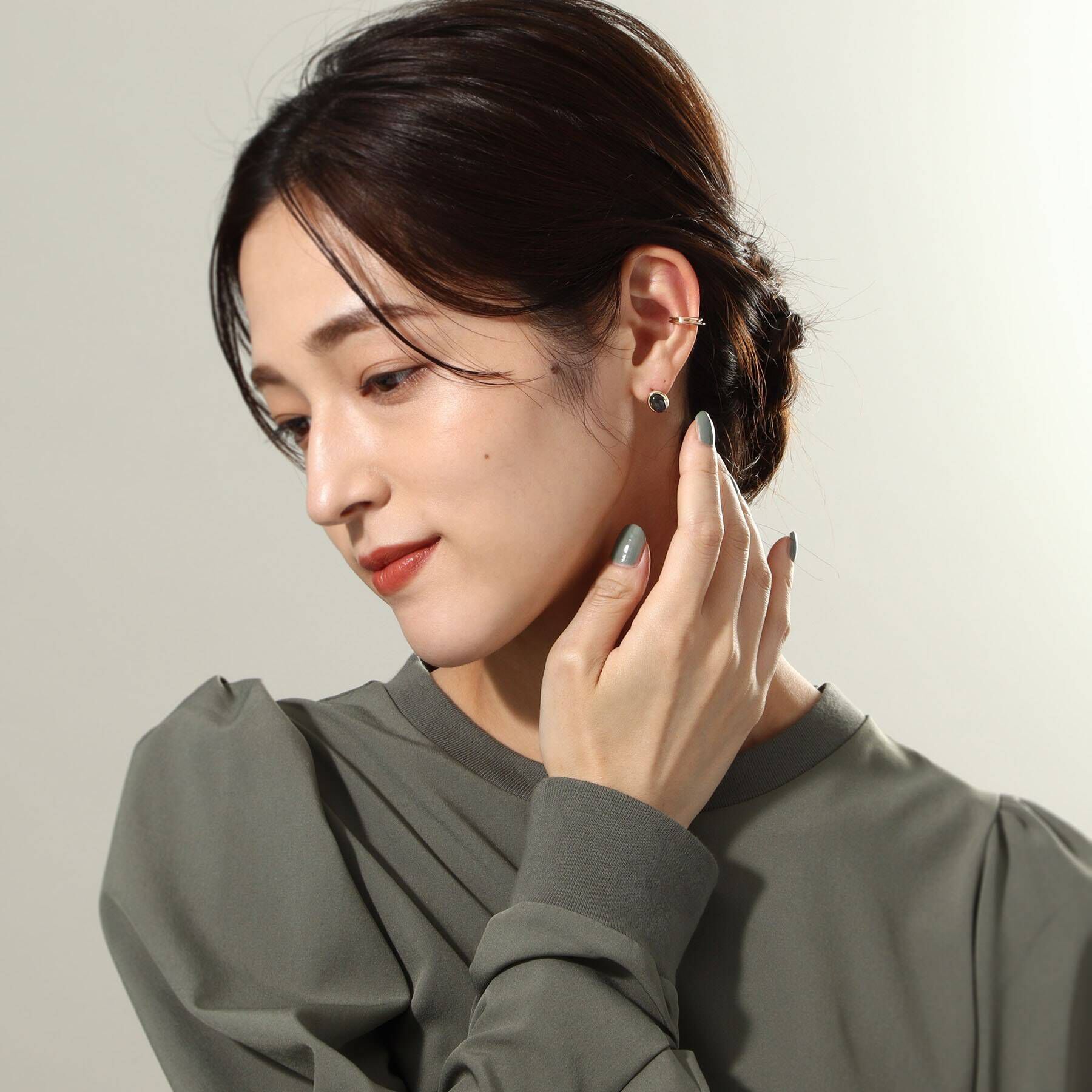 COCOSHNIK「K10ブラックラブラドライト オーバルカボション スタッドピアス」|ピアス|