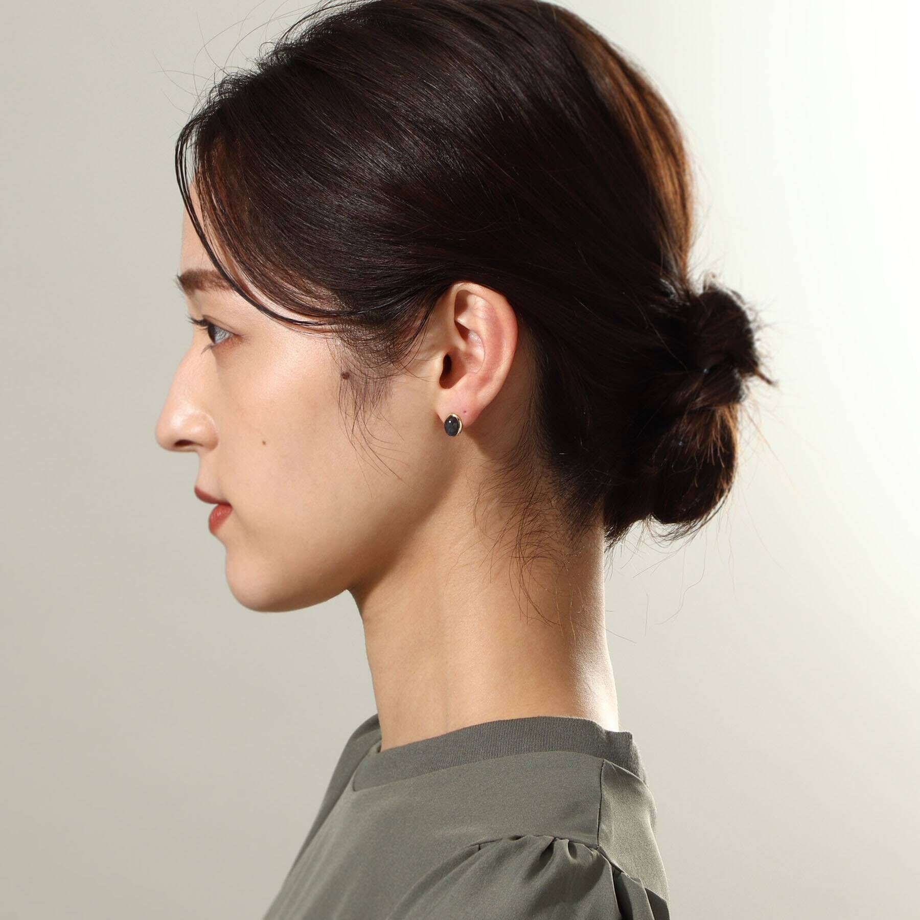 COCOSHNIK「K10ブラックラブラドライト オーバルカボション スタッドピアス」|ピアス|