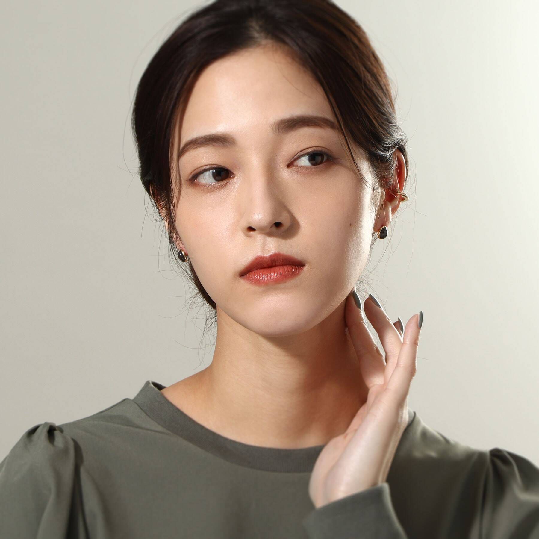 COCOSHNIK「K10ブラックラブラドライト オーバルカボション スタッドピアス」|ピアス|