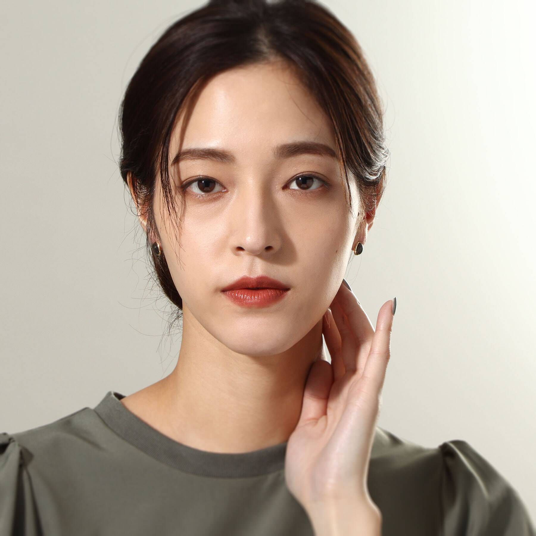 COCOSHNIK「K10ブラックラブラドライト オーバルカボション スタッドピアス」|ピアス|