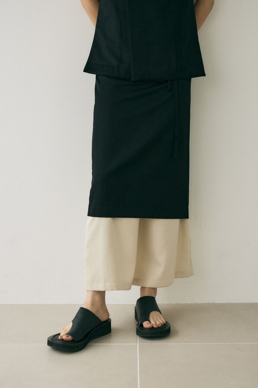 MOUSSY「原料の一部にﾘｻｲｸﾙﾎﾟﾘｴｽﾃﾙを使用した程よい光沢感と落ち感 」|スカート|BLK