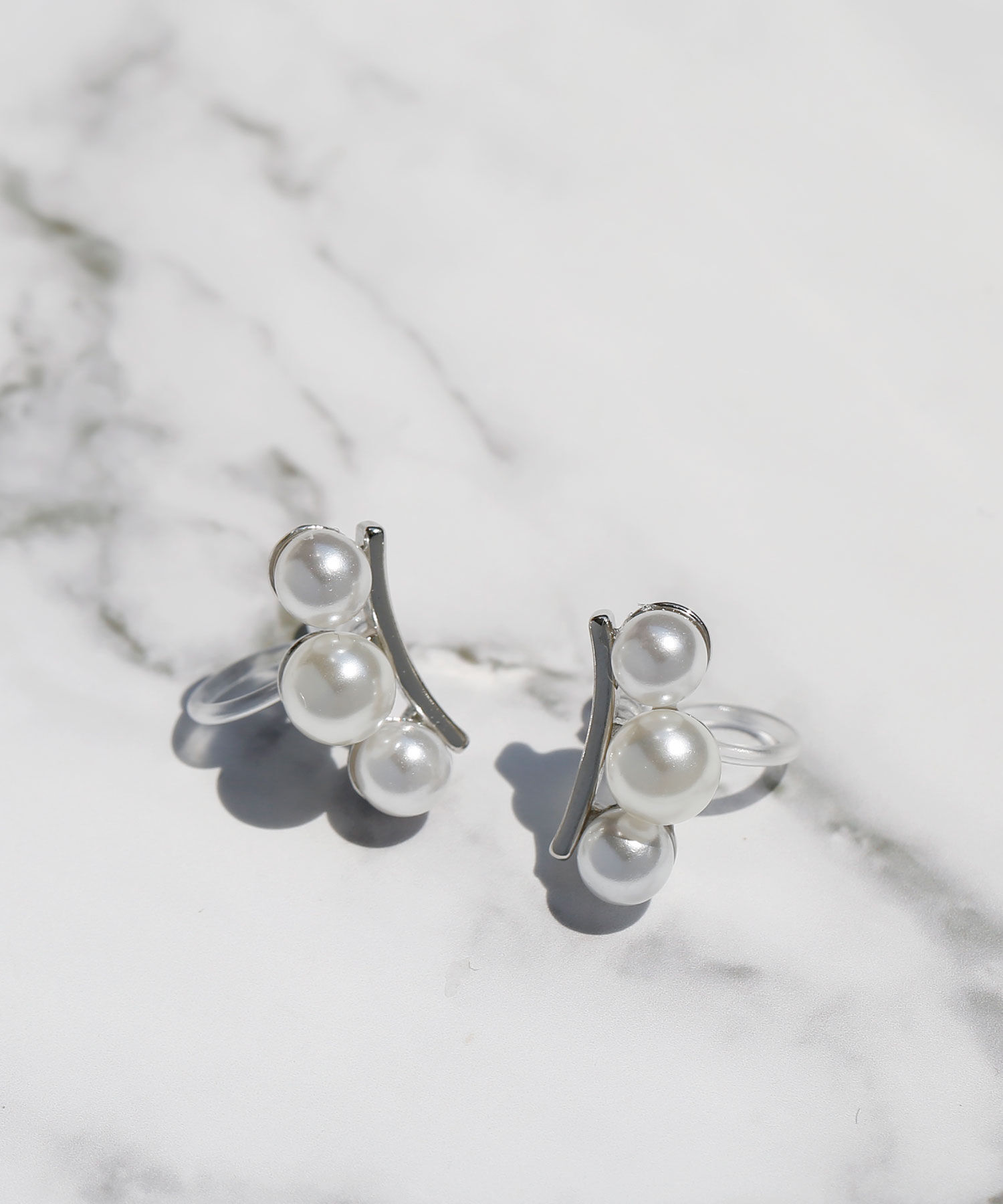 colleca la「ノンホール・3粒パールの樹脂イヤリング」|イヤリング|シルバー