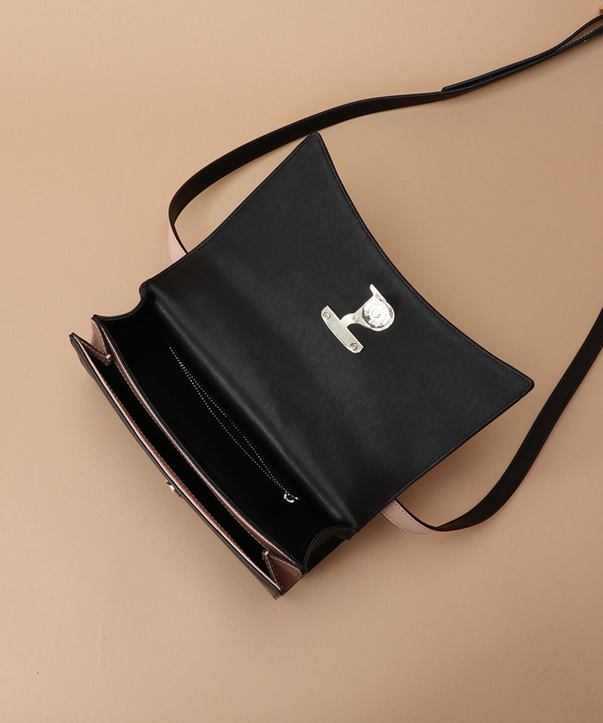 Samantha Thavasa「[日韓共同企画]メタルロゴスプリットレザーショルダーバッグ」|ショルダー・メッセンジャー|